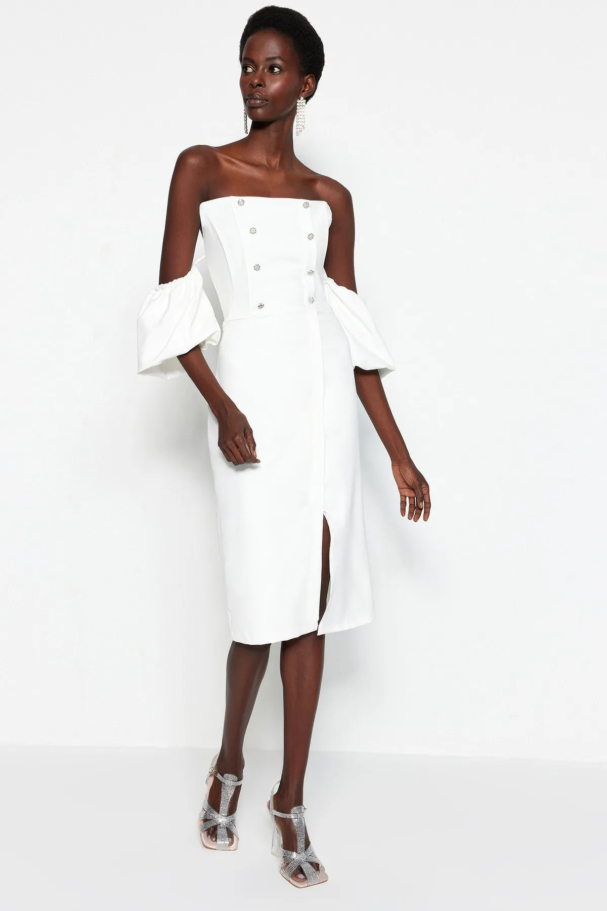 Trendyol Collection  Ecru, figurbetontes, gefüttertes Brautabendkleid mit gewebten Accessoires TPRSS23EL00090