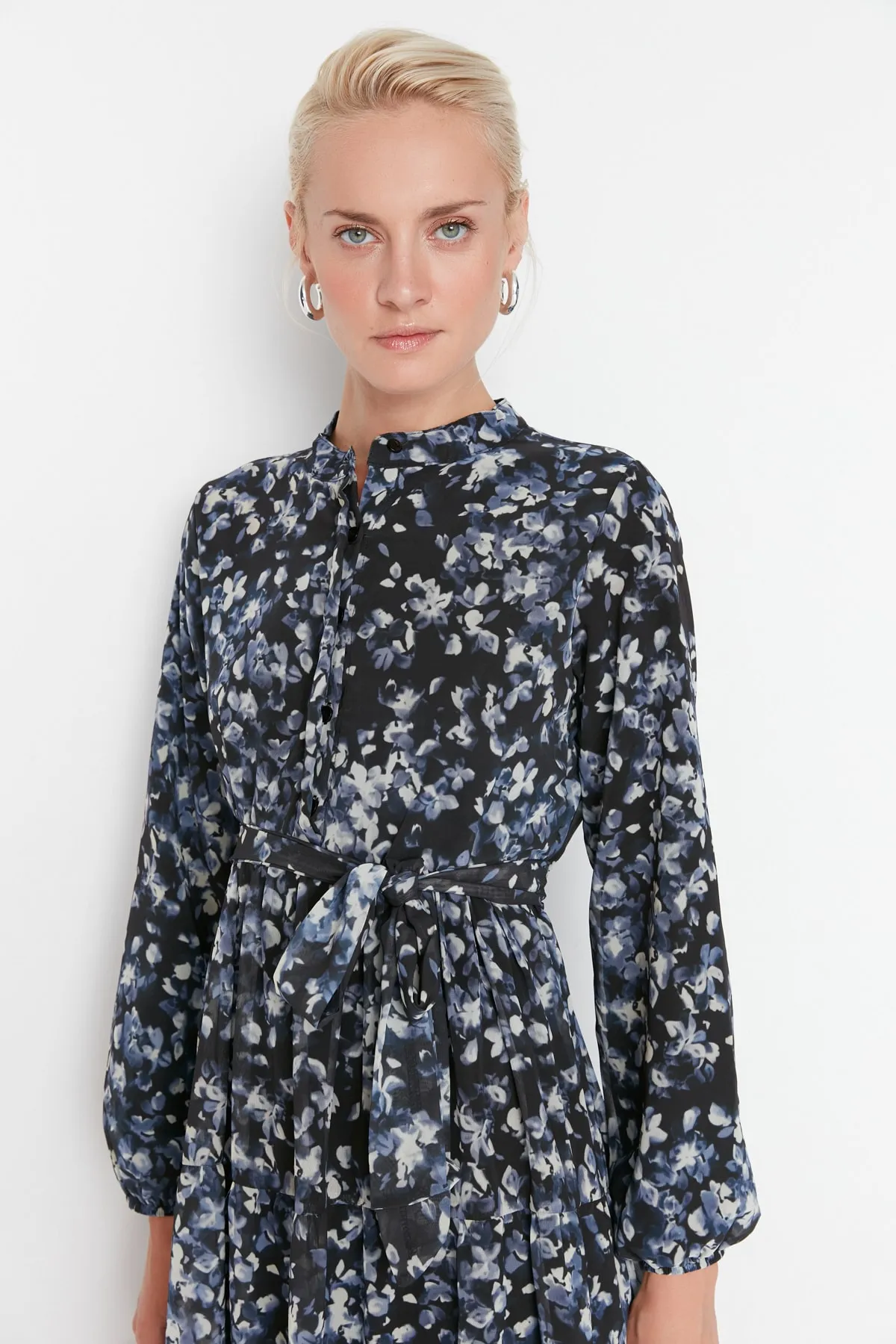 Trendyol Modest  Schwarzes, gefüttertes Chiffon-Kleid mit Blumenmuster, Schärpe und Detail TCTSS21EL3346