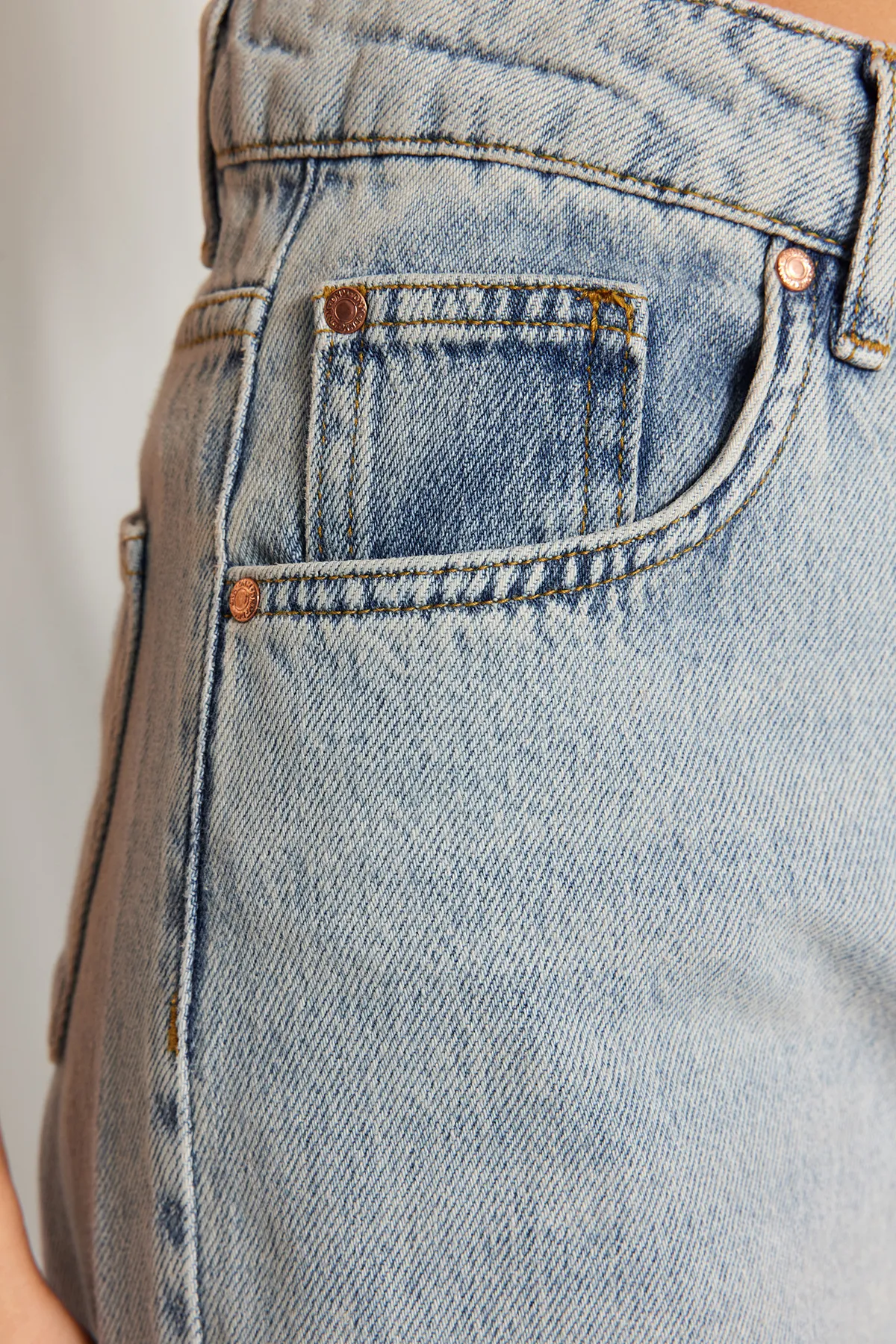 Trendyol Collection  Hellblaue Jeans mit hoher Taille und weitem Bein TWOSS24JE00022