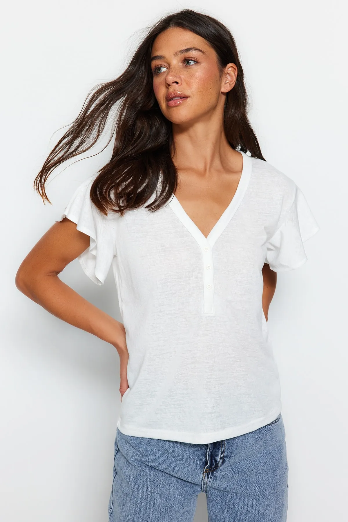 Trendyol Collection  Weißes, geknöpftes Basic-Strick-T-Shirt in Leinenoptik mit V-Ausschnitt und Rüschenärmeln TWOSS23TS00382