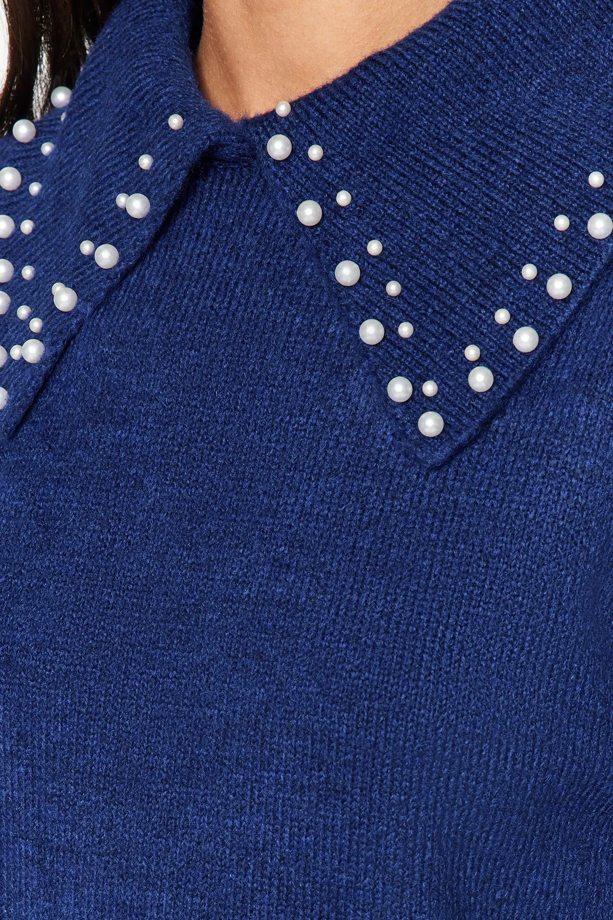 Trendyol Modest  Marineblauer Babykragen-Pullover aus weichem Strick mit Perlenmuster TCTAW22AK0238