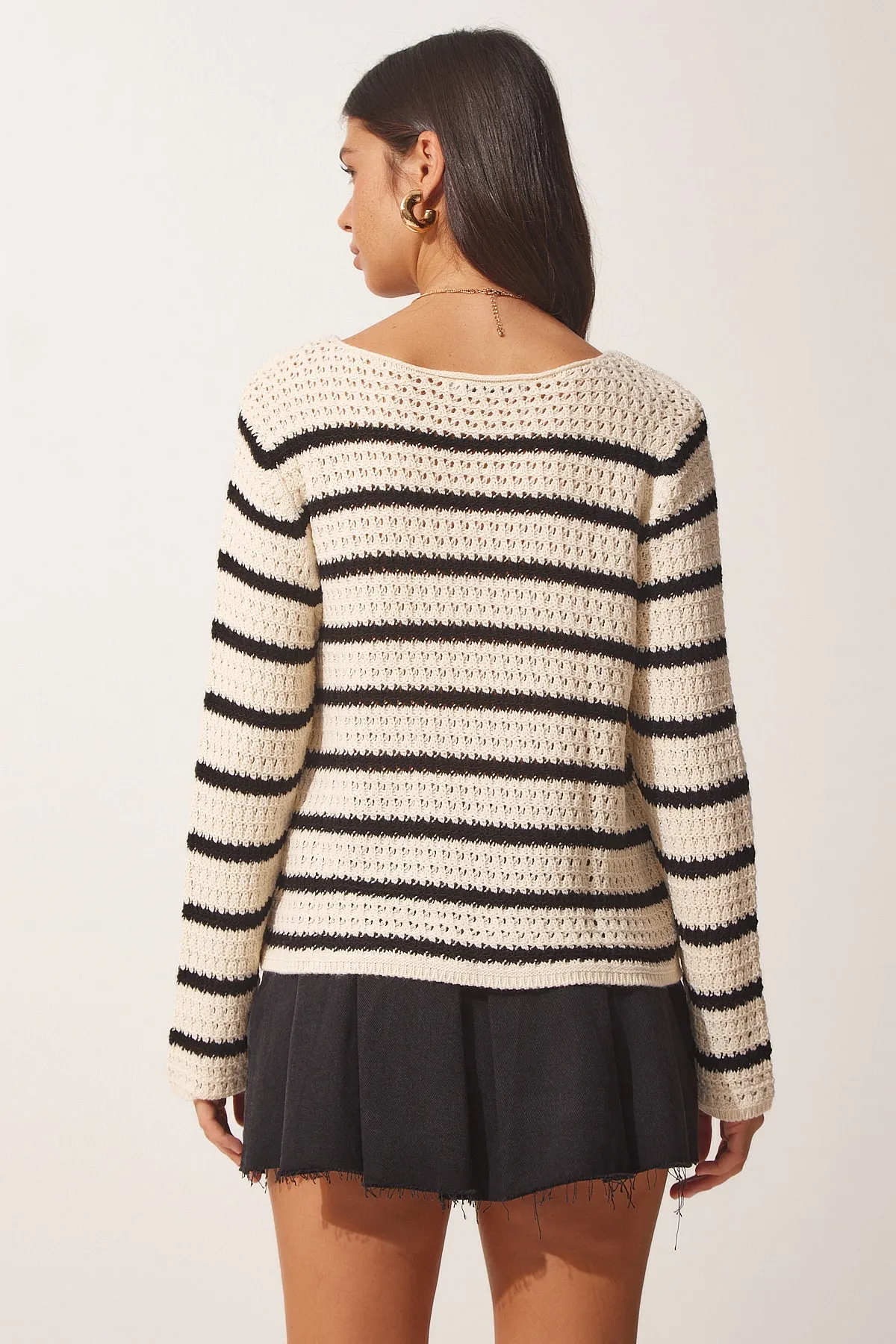 Happiness İstanbul  Cremefarbener Strickpullover mit Streifen und Lochmuster für Damen MX00115