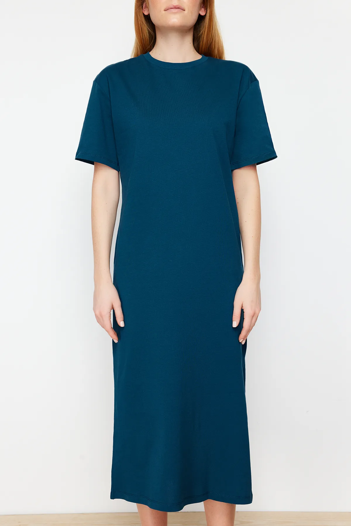 Trendyol Collection  Schlichtes T-Shirt-Kleid in Petrol, 100 % Baumwolle, Schlitzdetail, Shift/bequemer Schnitt, Midi TWOSS24EL00140