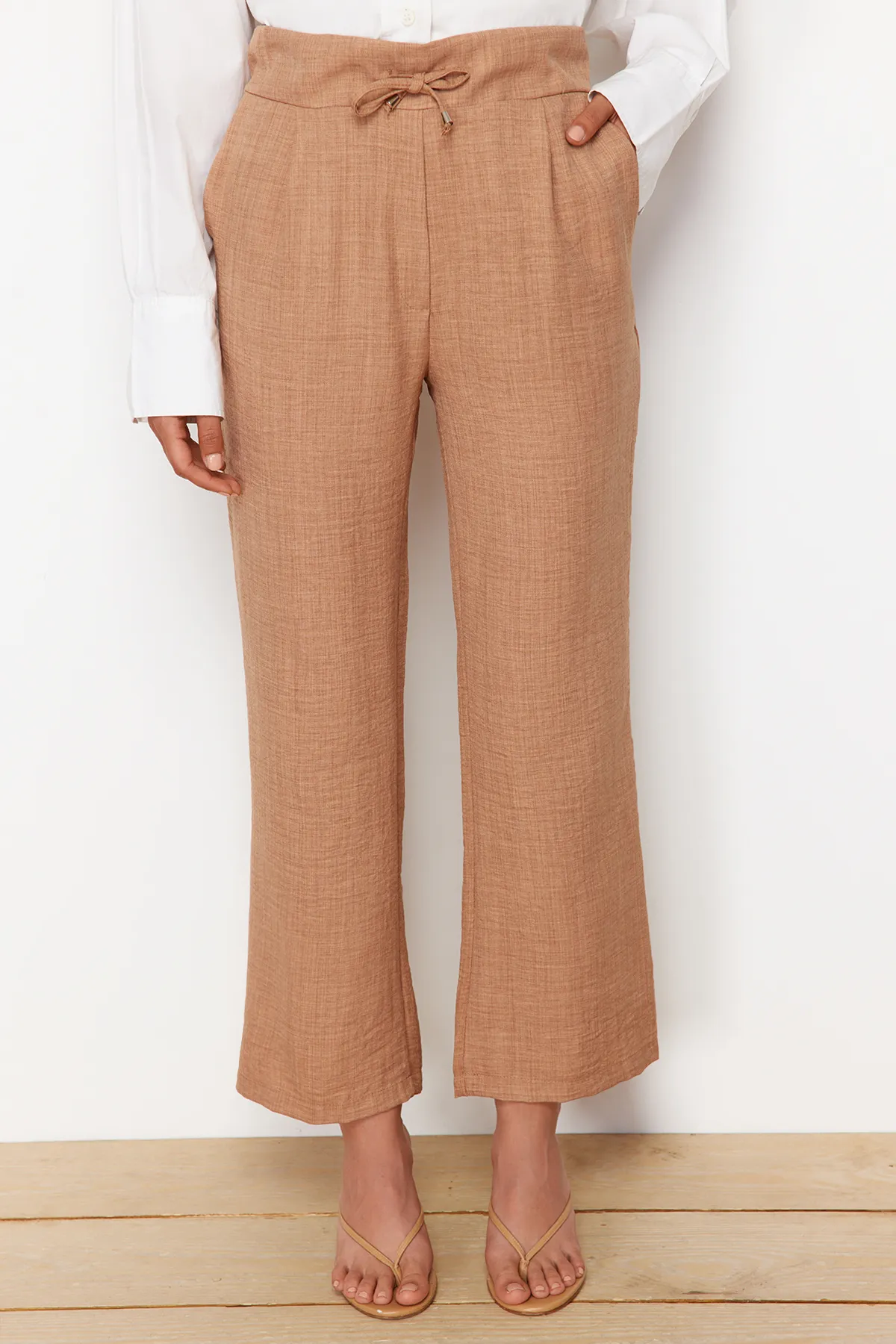 Trendyol Modest  Brauner, innen gebundener Kimono-Hosen-Gewebeanzug in Leinenoptik TCTSS23US00061