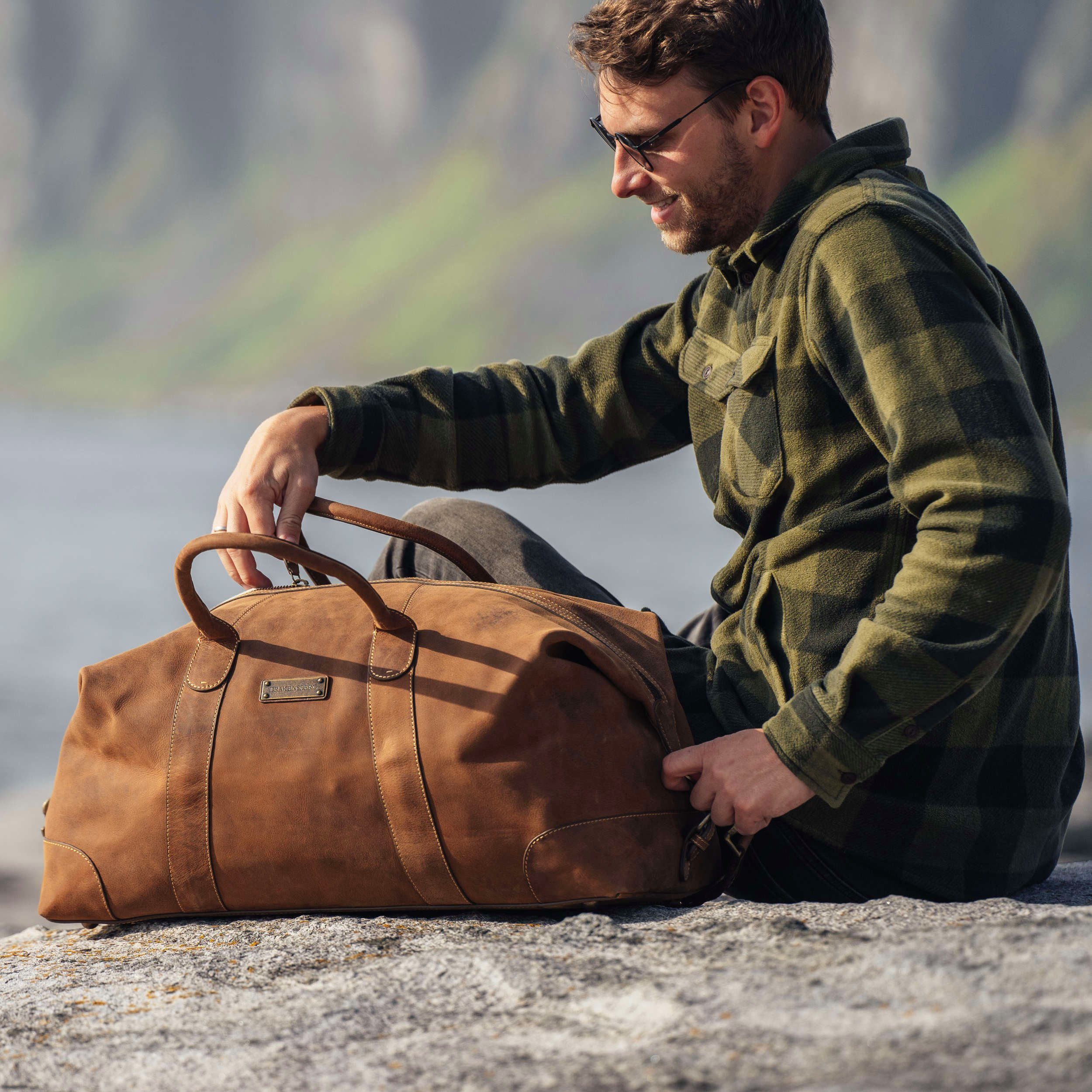 DRAKENSBERG Reisetasche Weekender David & Kulturbeutel Ben Havanna-Braun, handgemacht aus hochwertigen Büffelleder, für Damen und Herren