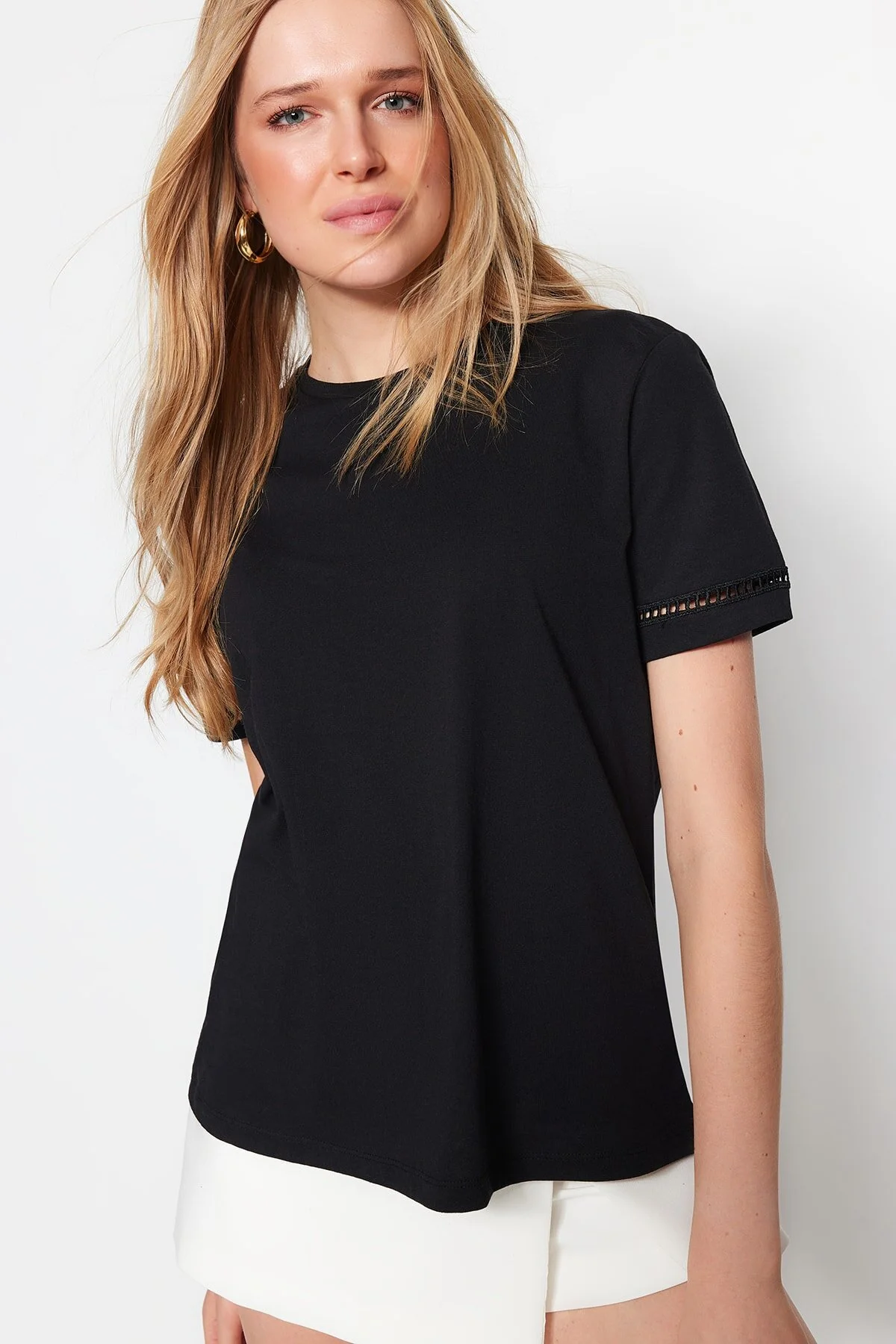 Trendyol Collection  Schwarzes Basic-Strick-T-Shirt aus 100 % Baumwolle mit Rundhalsausschnitt und Stickerei-Detail TWOSS23TS00012