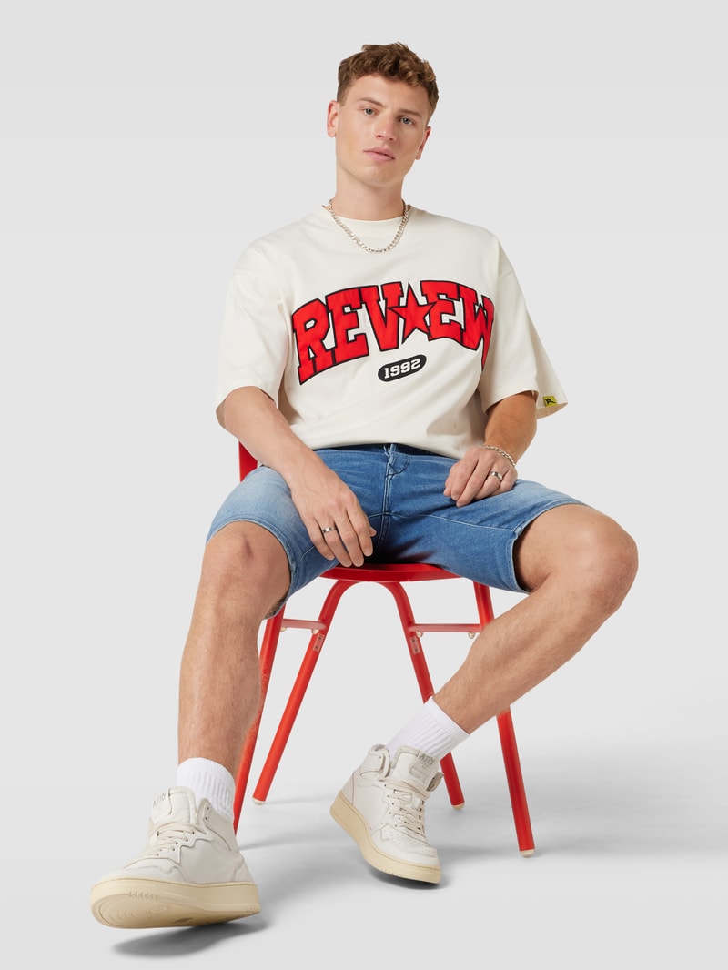T-Shirt mit Label-Print in ecru