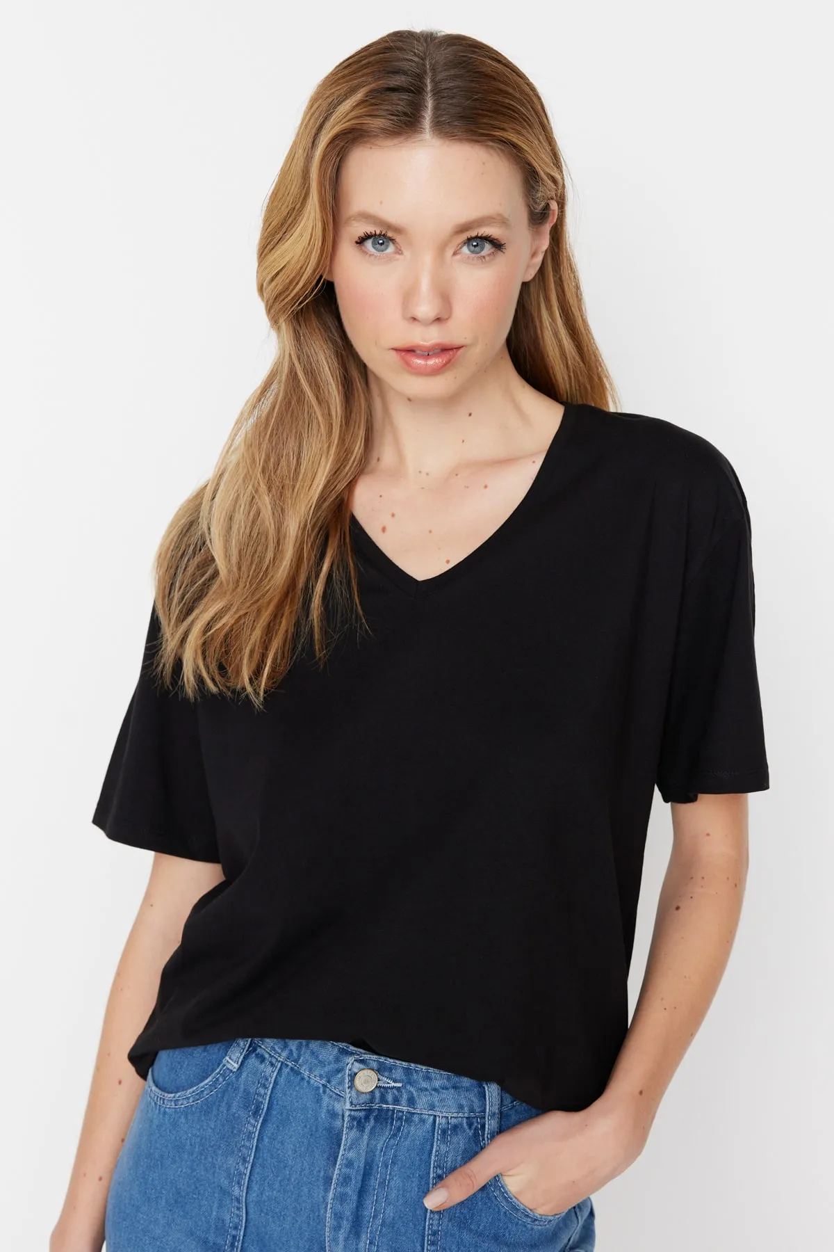 Trendyol Collection  Schwarzes Boyfriend-Strick-T-Shirt mit V-Ausschnitt aus 100 % Baumwolle TWOSS23TS00003