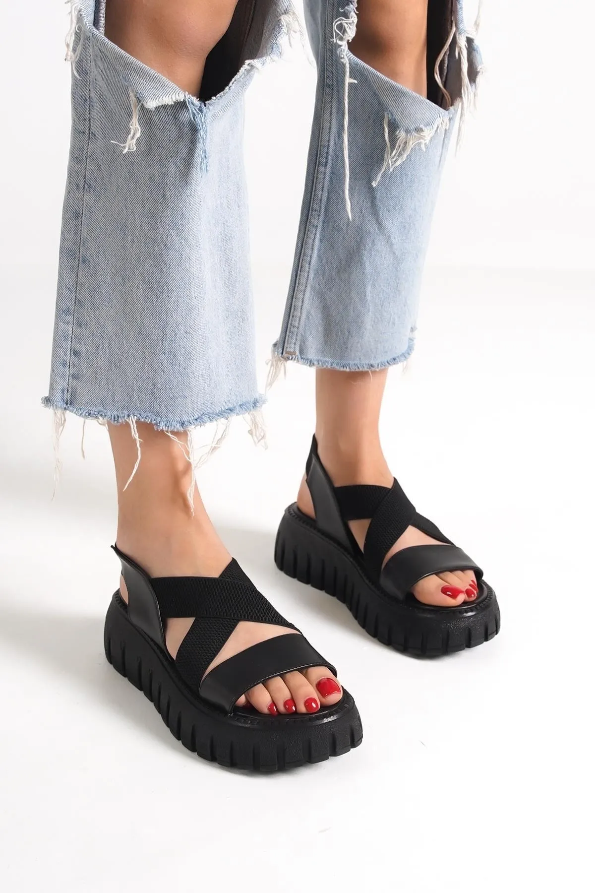 Capone Outfitters  Capone Damen-Sandalen mit runder Zehenpartie und überkreuztem Gummiband mit Trac-Sohle und Keilabsatz in Schwarz