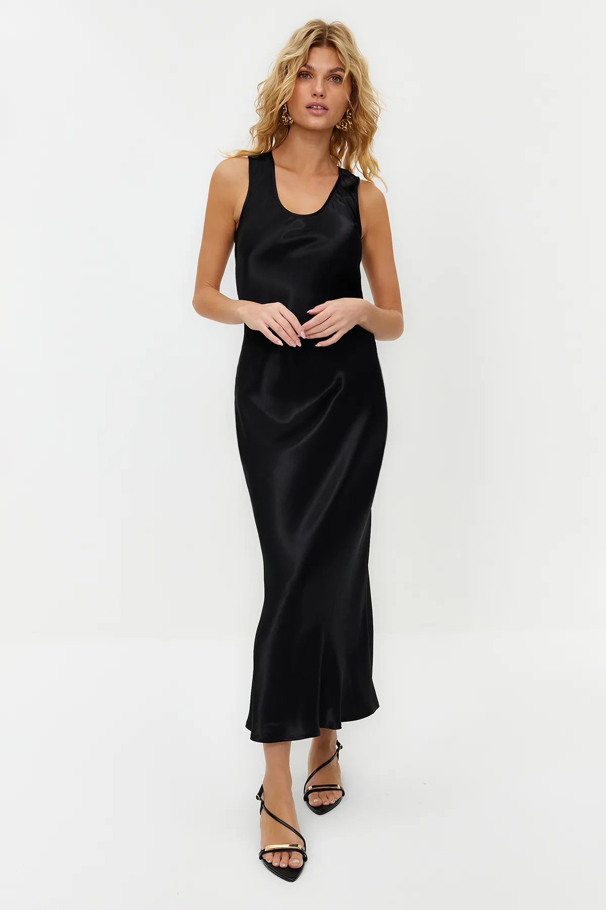 Trendyol Collection  Schwarzes, figurbetontes Midikleid aus gewebtem Satin TWOSS24EL00160