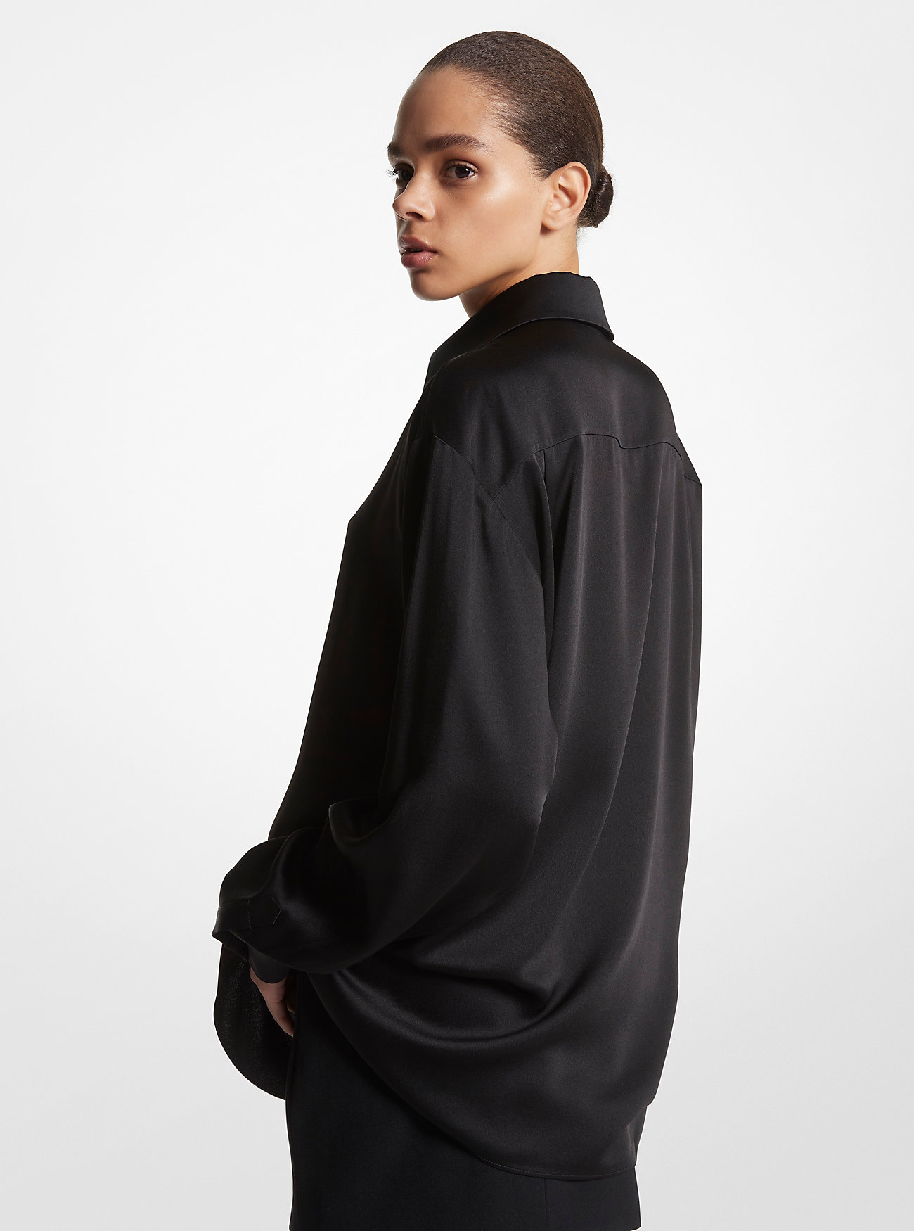 Charmeuse Boyfriend-skjorte - SVART