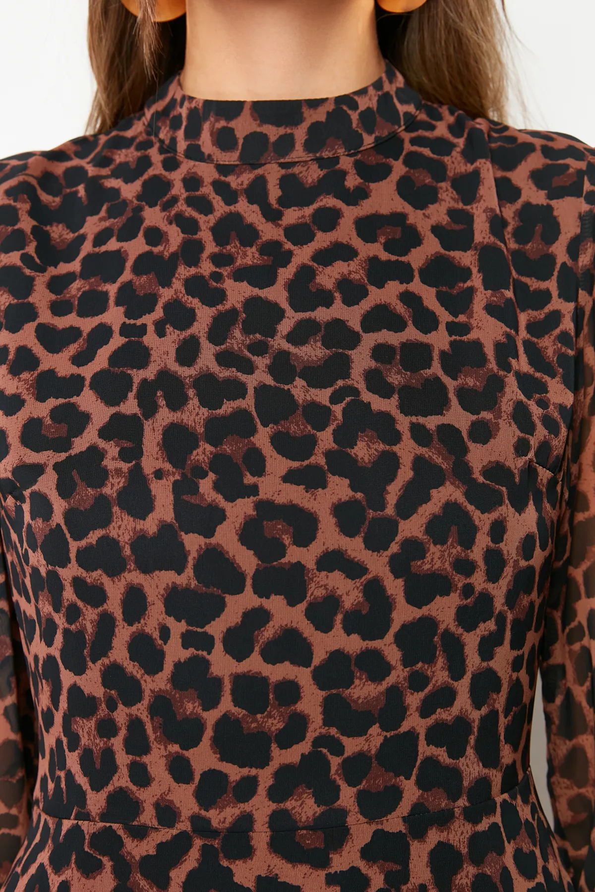 Trendyol Collection  Kamelfarbenes Chiffon-Webkleid mit hohem Kragen und Volantrock TWOAW20EL1313