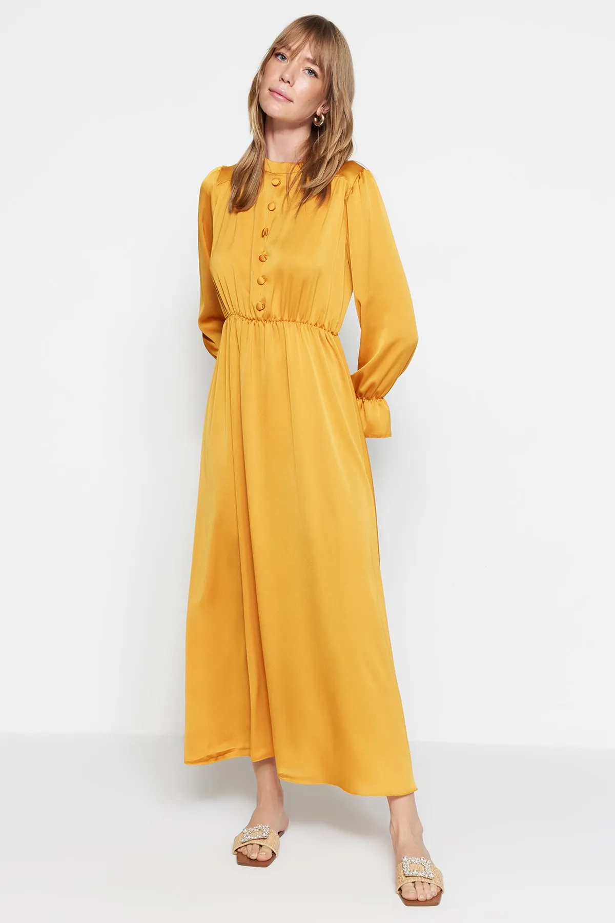 Trendyol Modest  Senfgelbes Abendkleid aus Satin mit Brit-Details TCTSS22EB0090