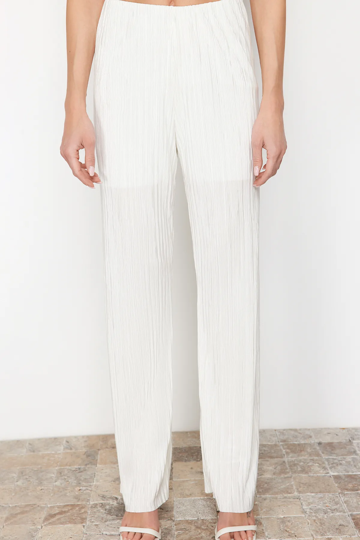 Trendyol Collection  Weiße Stretch-Strickhose mit Bügelfaltenfutter TWOSS24PL00033