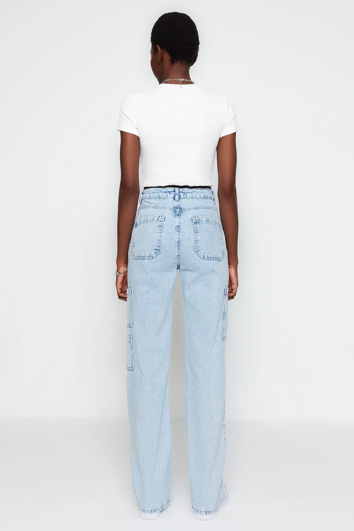 Trendyol Collection  Hellblaue Jeans mit hoher Taille und weitem Bein und Cargo-Taschen TWOSS23JE00055