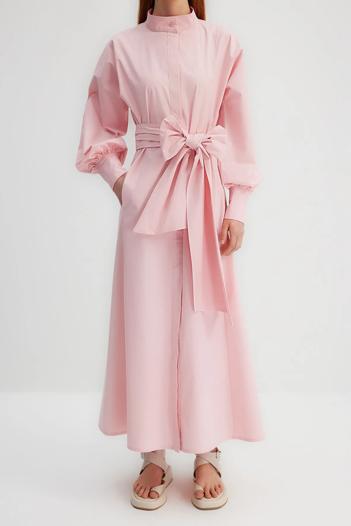 Trendyol Modest  X Kevser Sarıoglu Rosa Kleid aus 100 % gewebtem Baumwollpopeline mit breitem Gürtel TCLSS23DB00009