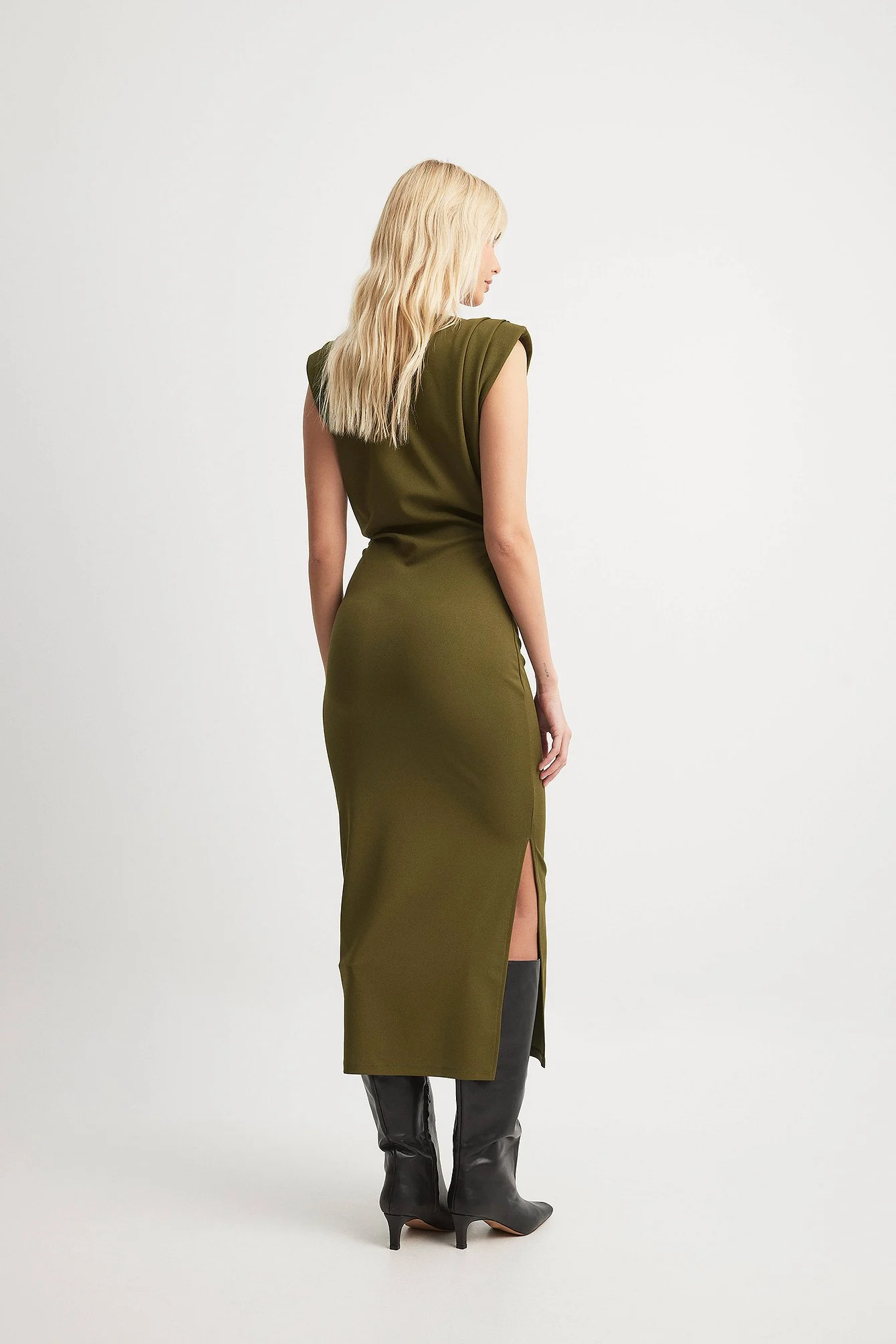 Midikleid mit markanten Schultern