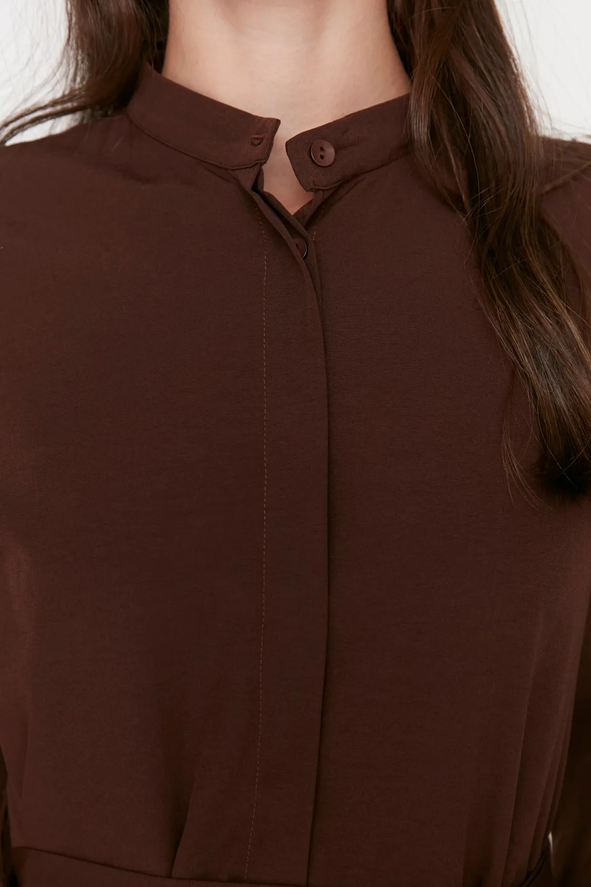 Trendyol Modest  Dunkelbraunes gewebtes Kleid mit Gürtel und Chefkragen sowie Knopfleiste TCTSS21EL3343
