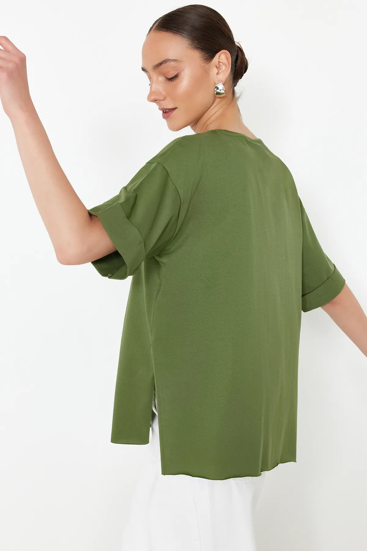 Trendyol Collection  Khakifarbenes, asymmetrisches Boyfriend-Strick-T-Shirt aus 100 % Baumwolle mit zwei Ärmeln TWOSS20TS0828