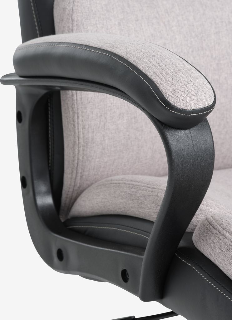 Cadeira de escritório MARBJERG, em couro sintético cinza e preto.