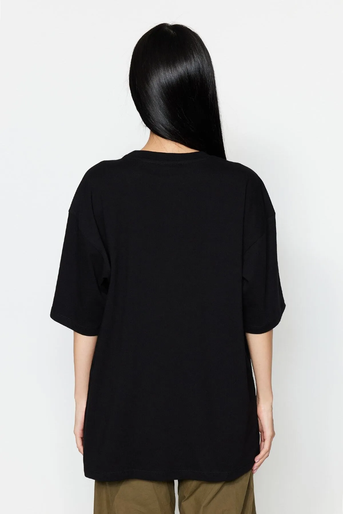 Trendyol Collection  Schwarzes Premium-Strick-T-Shirt mit Rundhalsausschnitt aus 100 % Baumwolle in Übergröße/weiter Passform TWOSS23TS00040