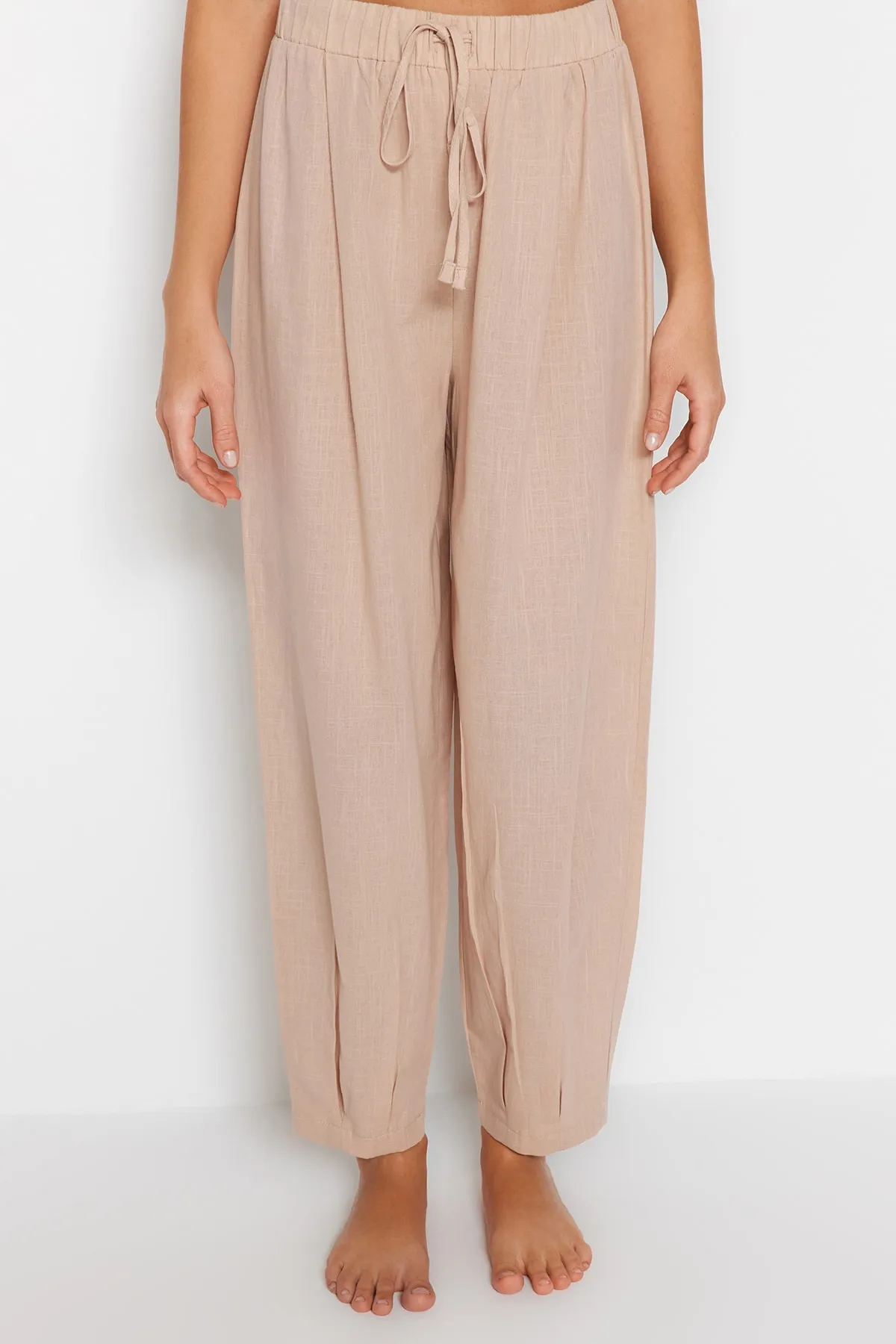 Trendyol Collection  Beige gewebte Hose aus 100 % Baumwolle TBESS23PL00015