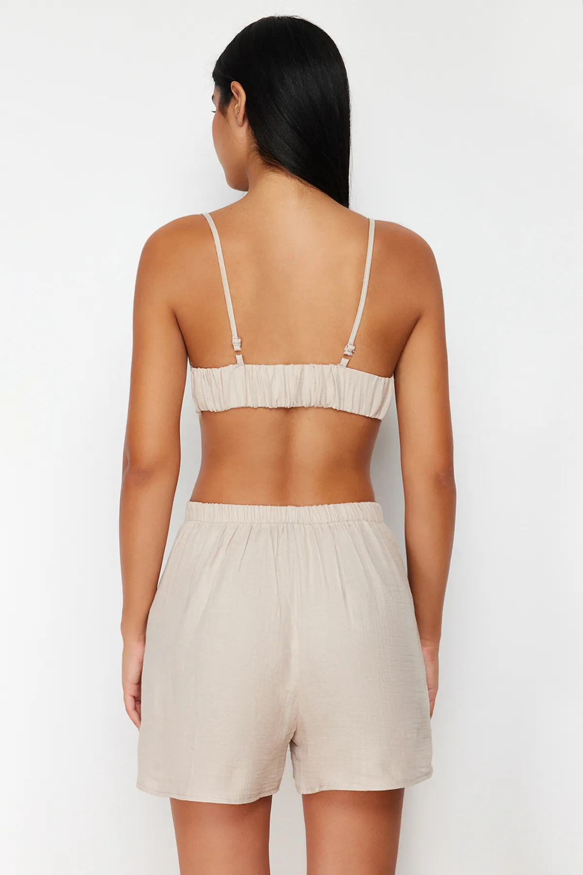Trendyol Collection  Hochwertiges, beiges Pyjama-Set aus gewebtem Musselin aus 100 % Baumwolle mit Rüschendetails und Seilträgern THMSS24PT00076