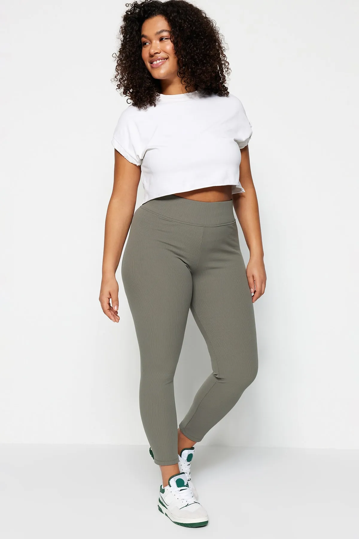 Trendyol Curve  Khakifarbene Strickstrumpfhose mit Fleece-Innenseite TBBAW23BV00017