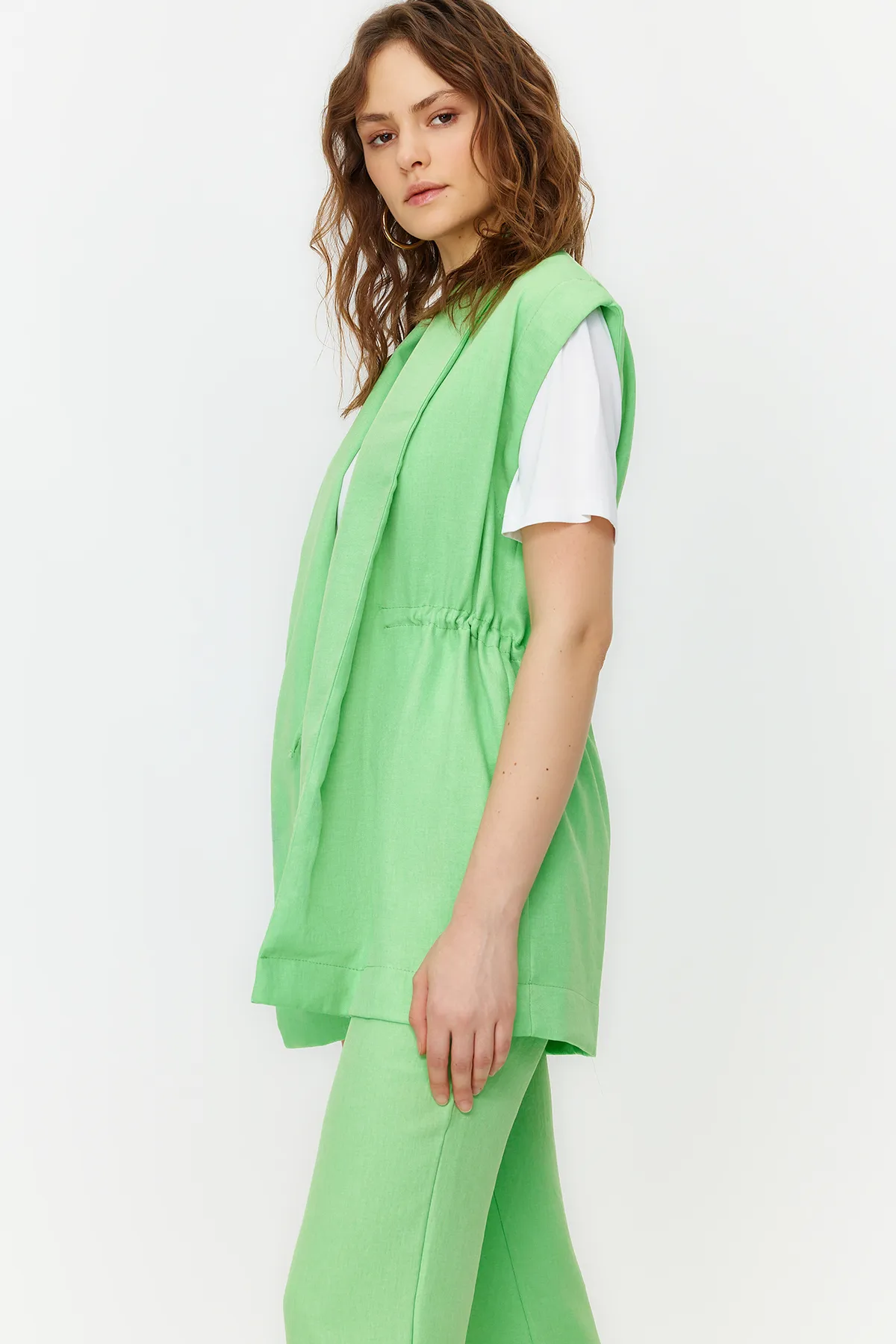 Trendyol Modest  Grüner Kimono-Hosen-Webanzug in Leinenoptik mit interner Krawatte TCTSS23US00061