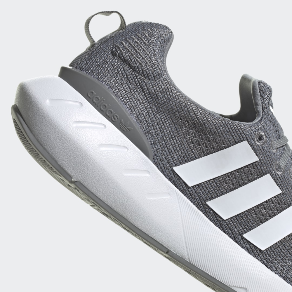 adidas Swift Run 22 GZ3495 / grau