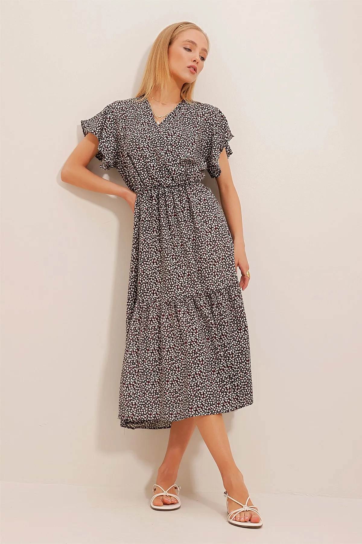 Trend Alaçatı Stili  Damenkleid aus schwarz-rotem, zweireihigem Kragenrock mit Rüschen und Volants aus Viskose ALC-X4373