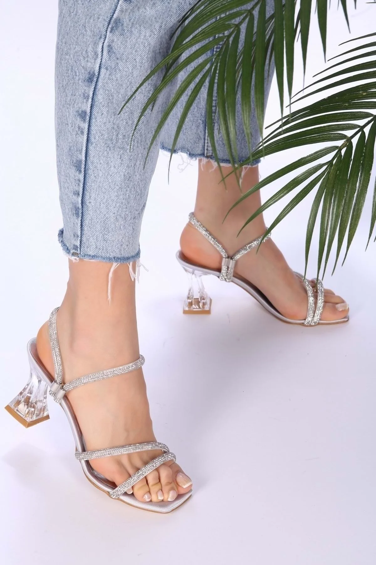 Shoeberry  Teyna Silver Satin Ribbed Stone Heeled Hausschuhe und Schuhe für Damen