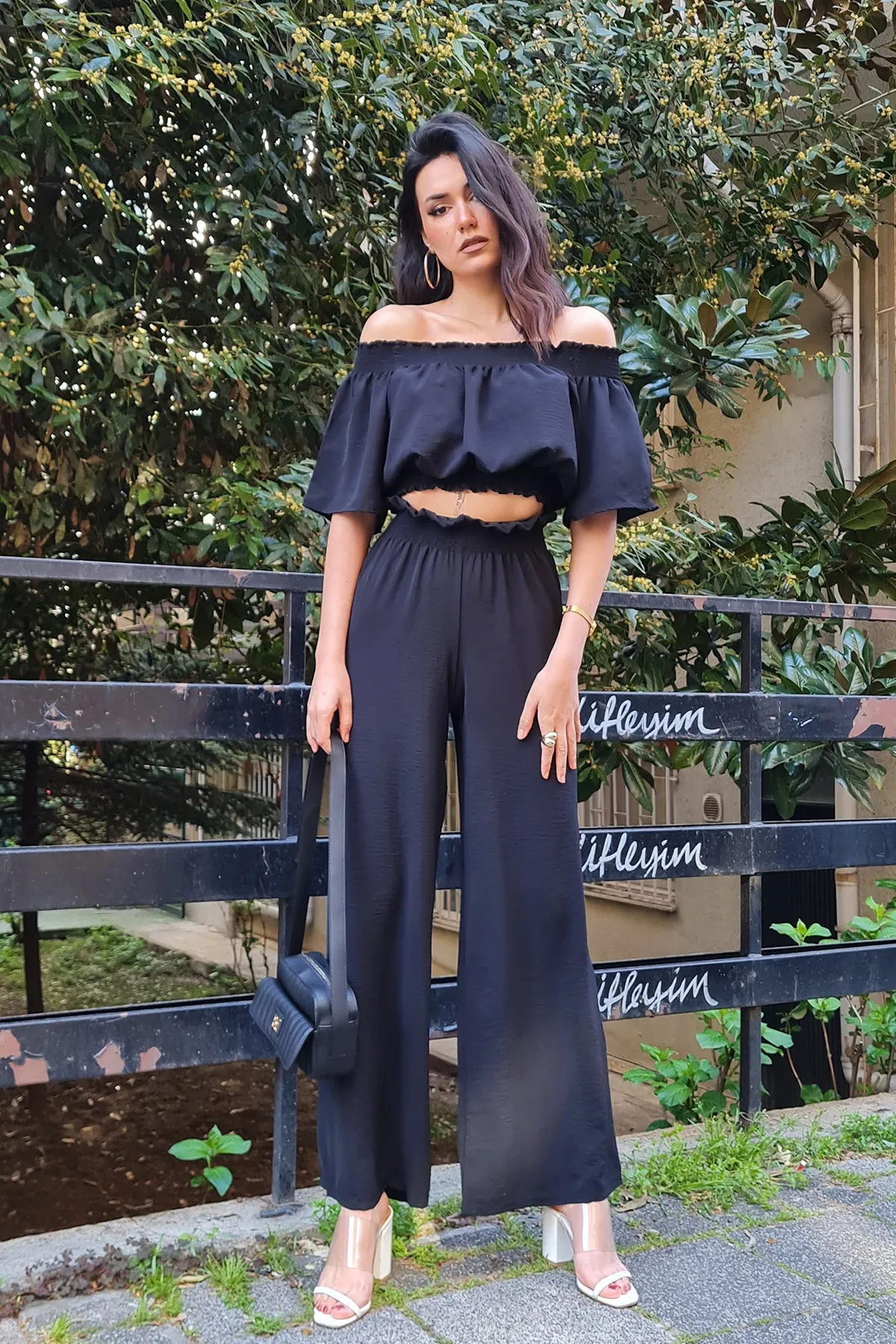 Trend Alaçatı Stili  Schwarze Bluse mit Madonna-Kragen an Schultern und Taille und Aerobin-Hosenanzug für Damen, GD08080