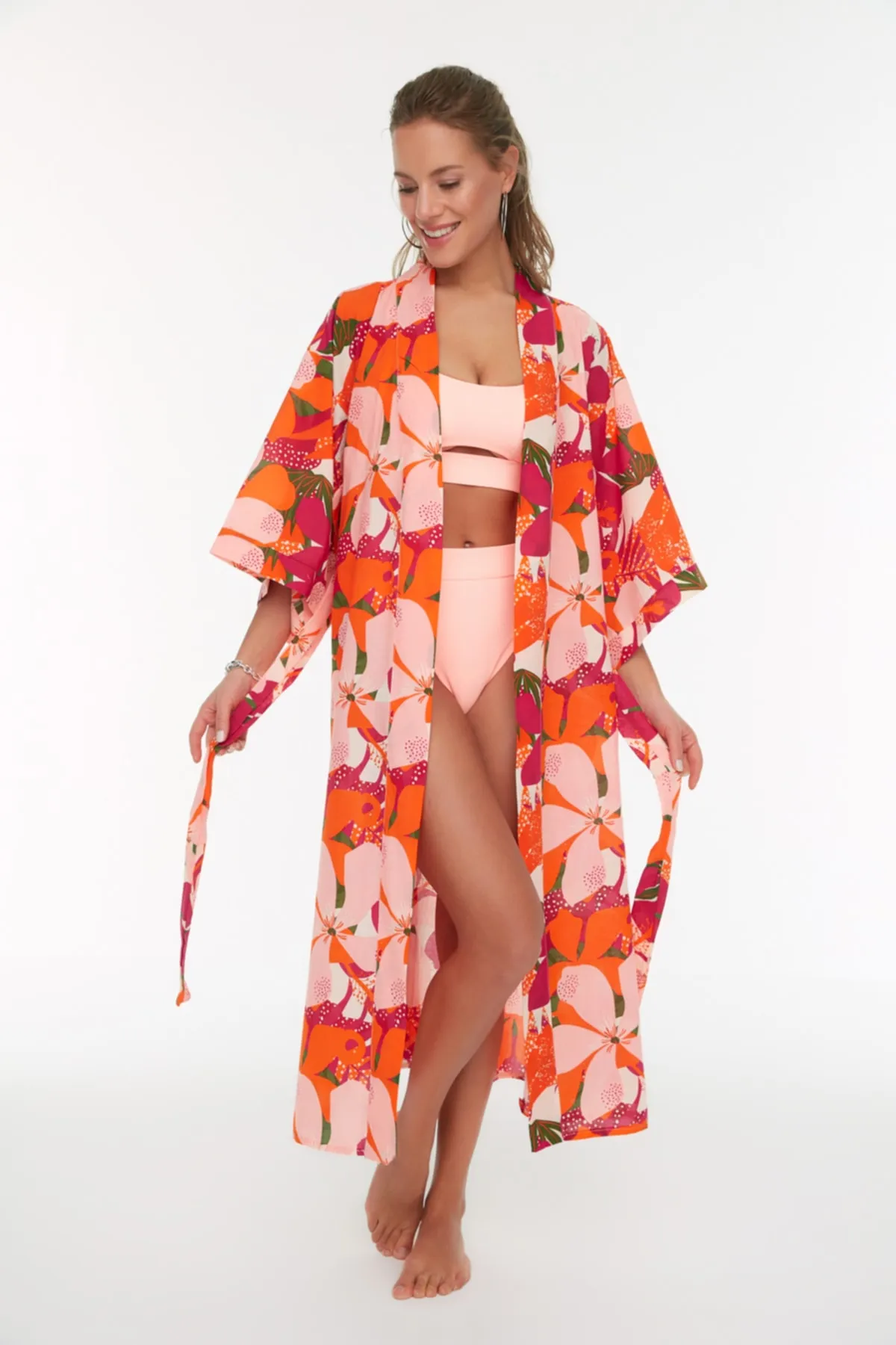 Trendyol Collection  Maxi-Kimono und Kaftan aus 100 % gewebter Baumwolle mit Blumenmuster und Gürtel TBESS22KM0030