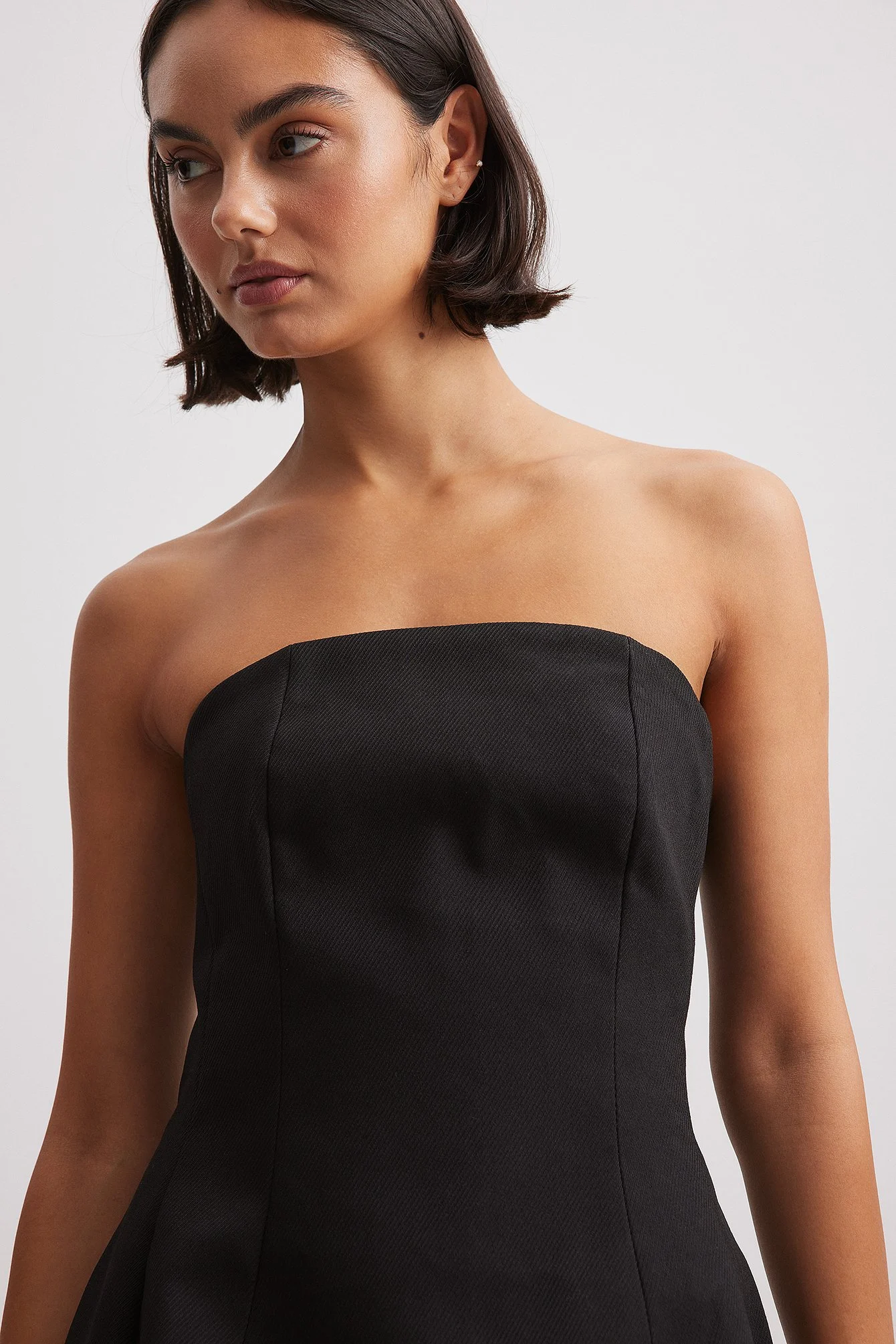 Tailliertes Bandeau-Minikleid