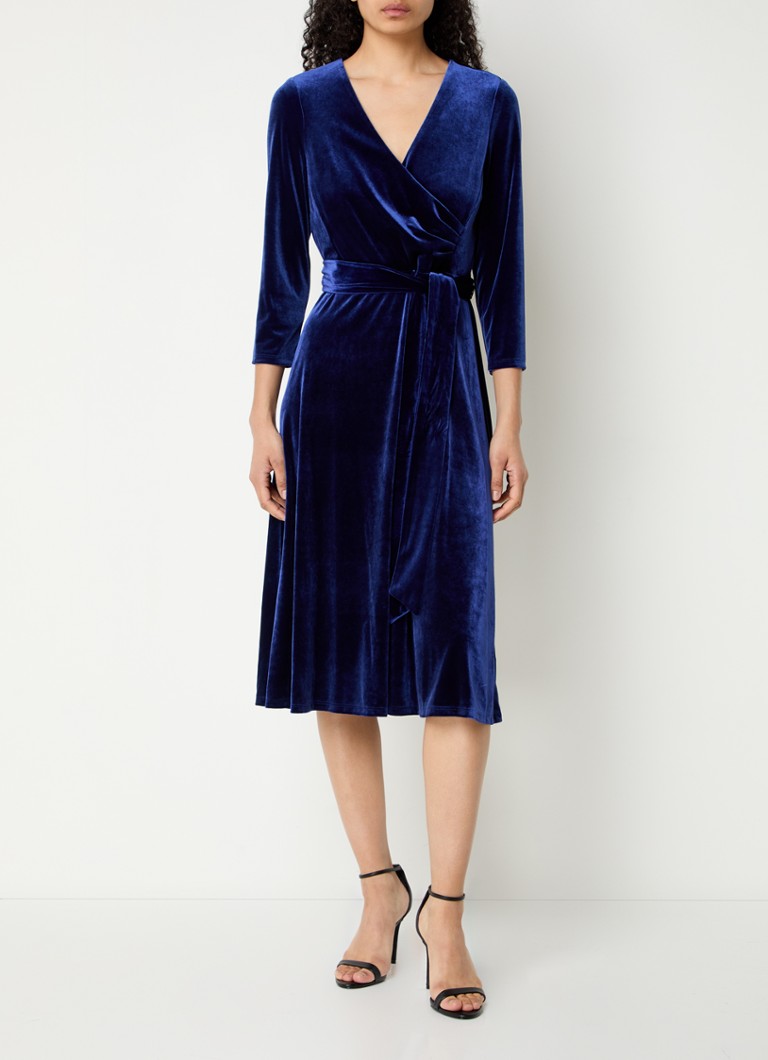 Minivestido cruzado de terciopelo de Ralph Lauren con cinturón del mismo tejido.