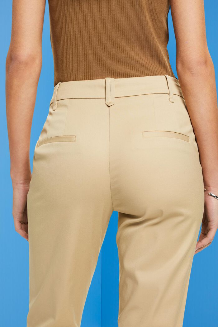 Schmal geschnittene Hose mit hohem Bund