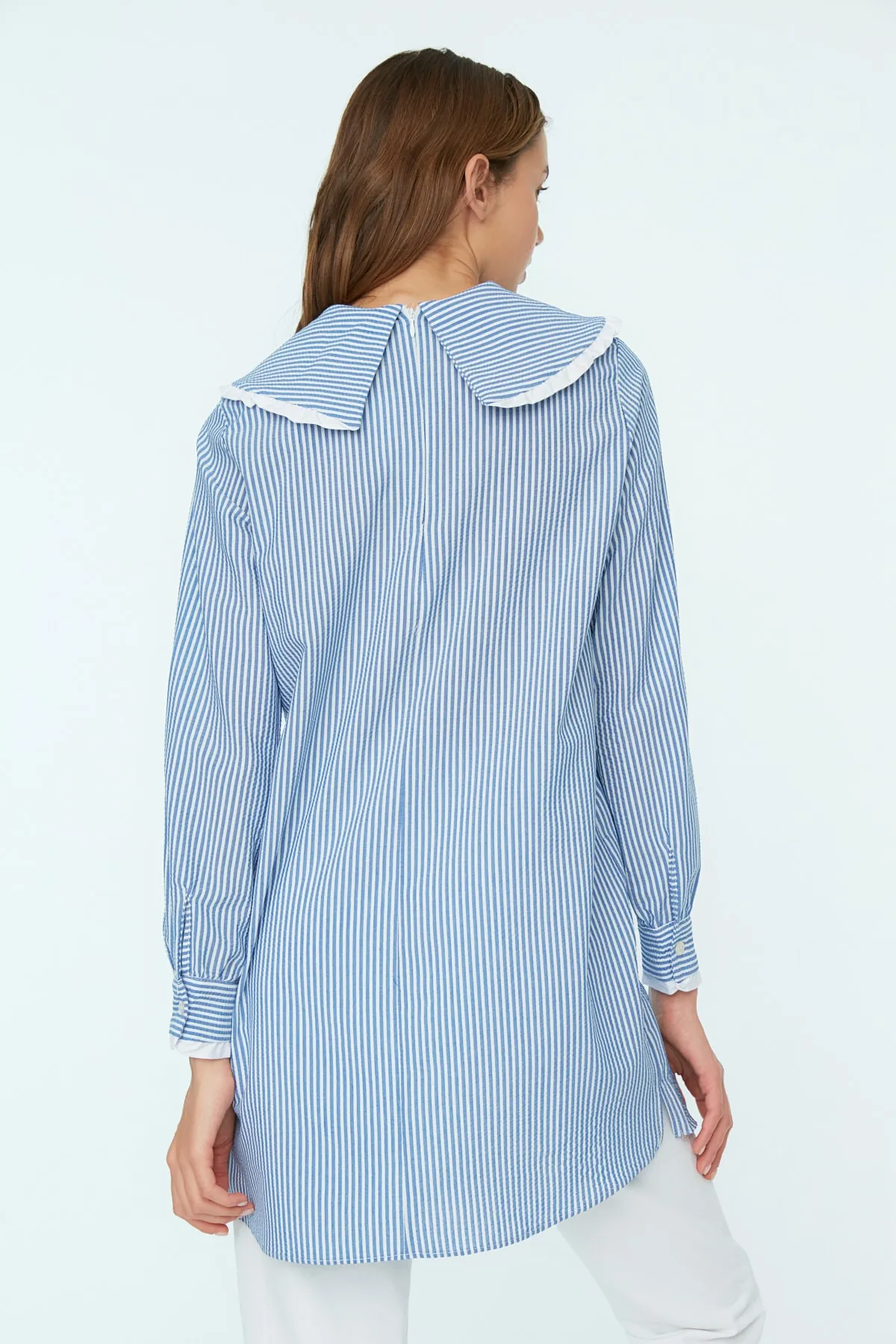 Trendyol Modest  Blau gestreifte Tunika aus gewebtem Seersucker mit Babykragen TCTSS22TN0012