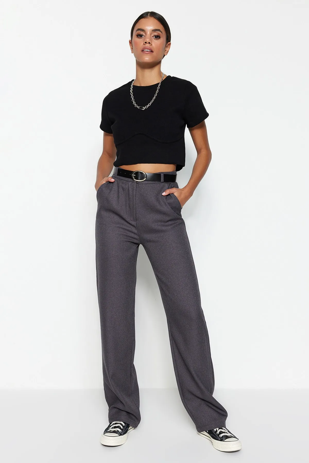 Trendyol Collection  Graue gerade geschnittene Webhose mit Gürtel TWOSS23PL00053