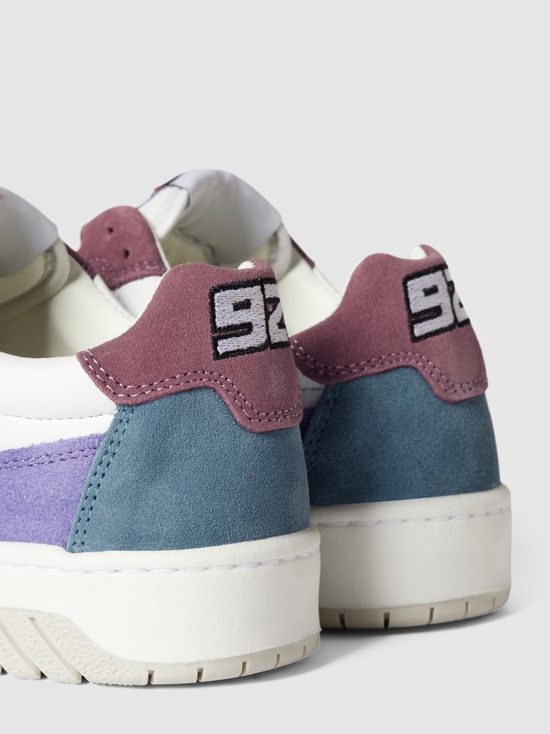 Sneaker mit Label-Details in violett