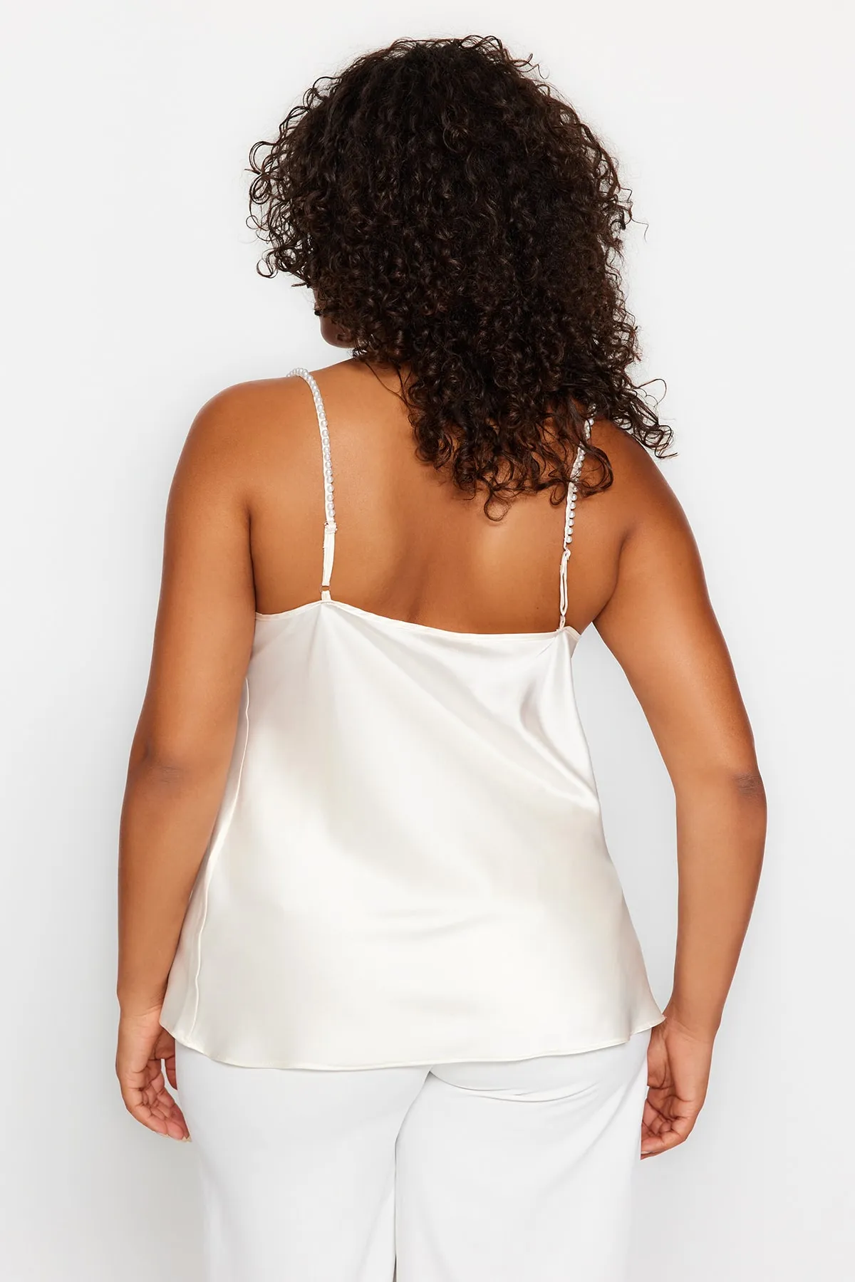 Trendyol Curve  Ecrufarbene Basic-Bluse aus Satin mit tiefem Ausschnitt