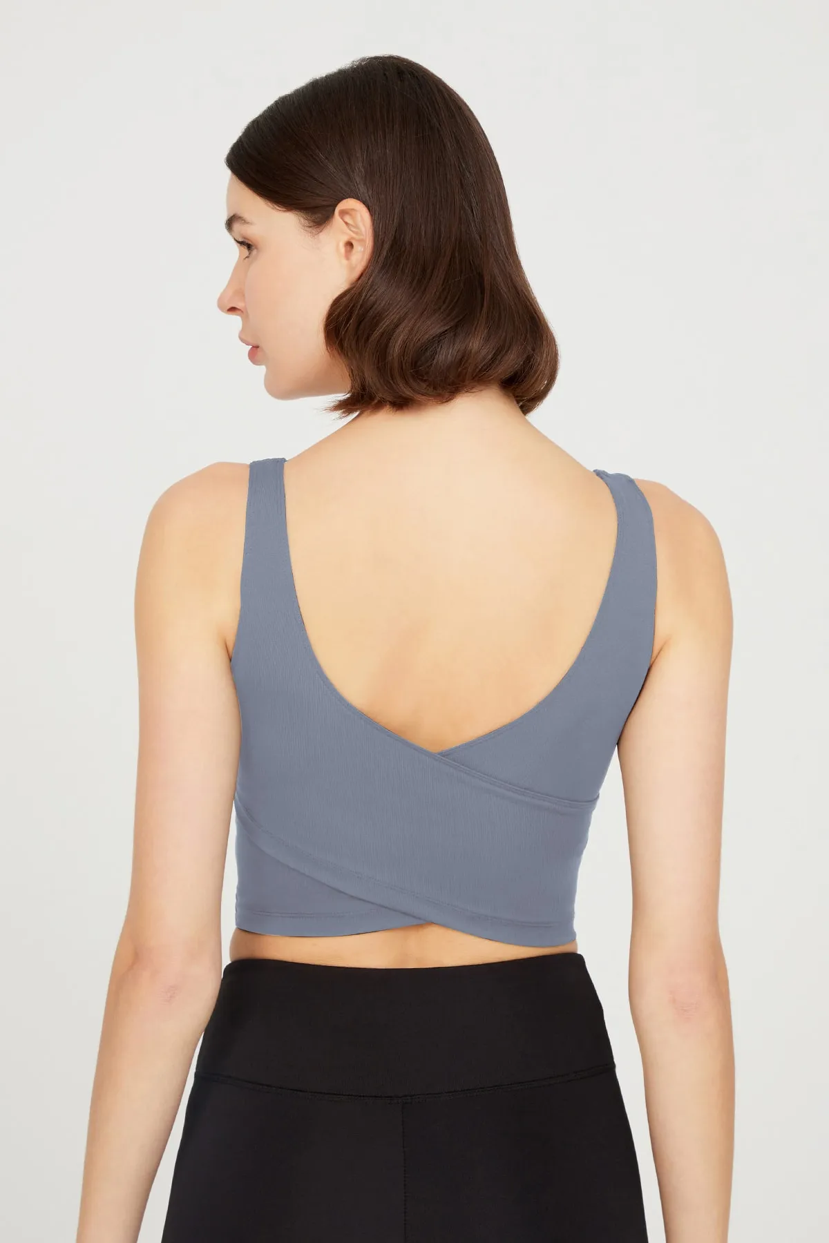 LOS OJOS  Anthrazitfarbenes, leicht unterstütztes Bustier-Crop-Top mit Ausschnitt am Rücken