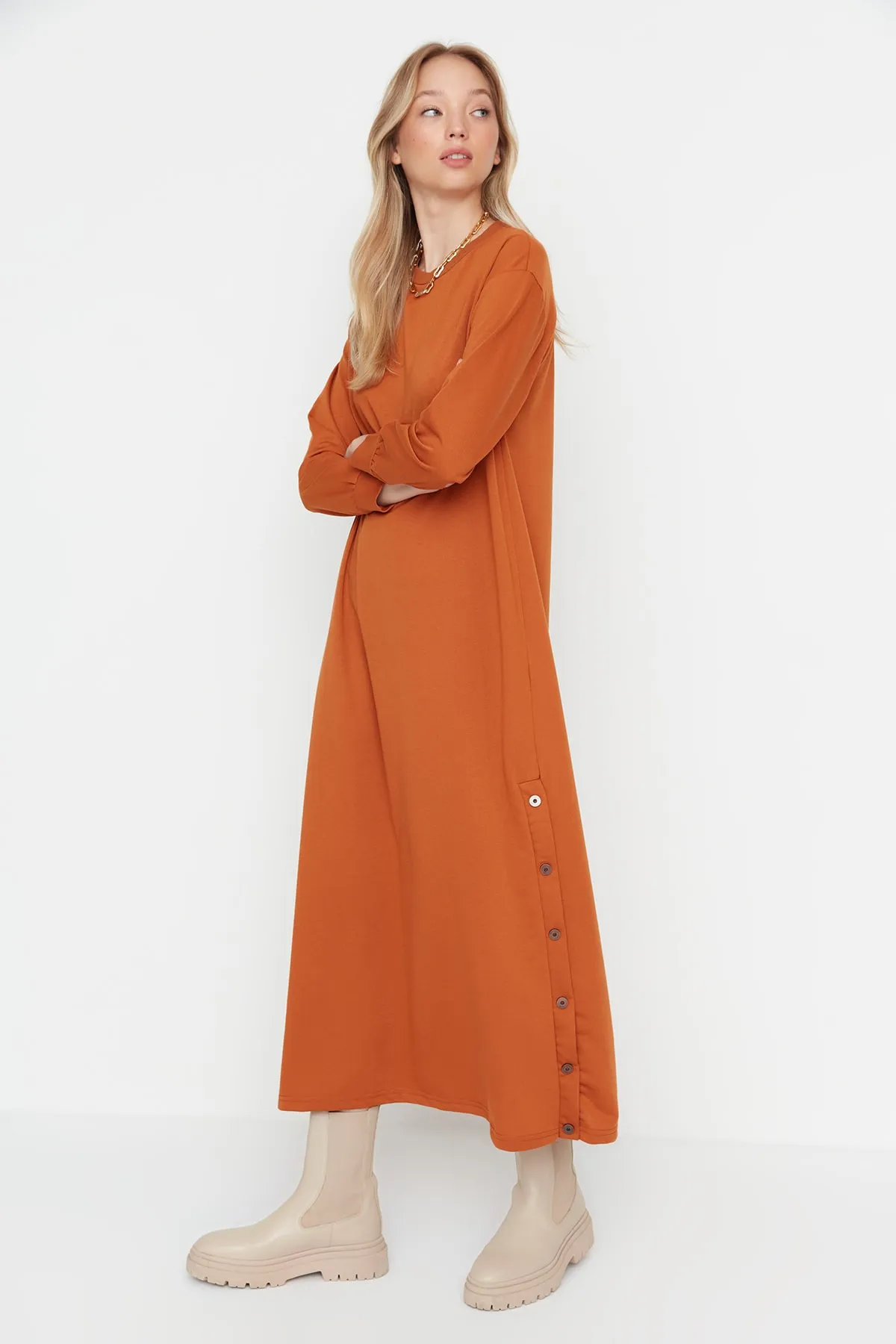 Trendyol Modest  Gestricktes Kleid mit geknöpftem Kachelsaum TCTAW23EB00214