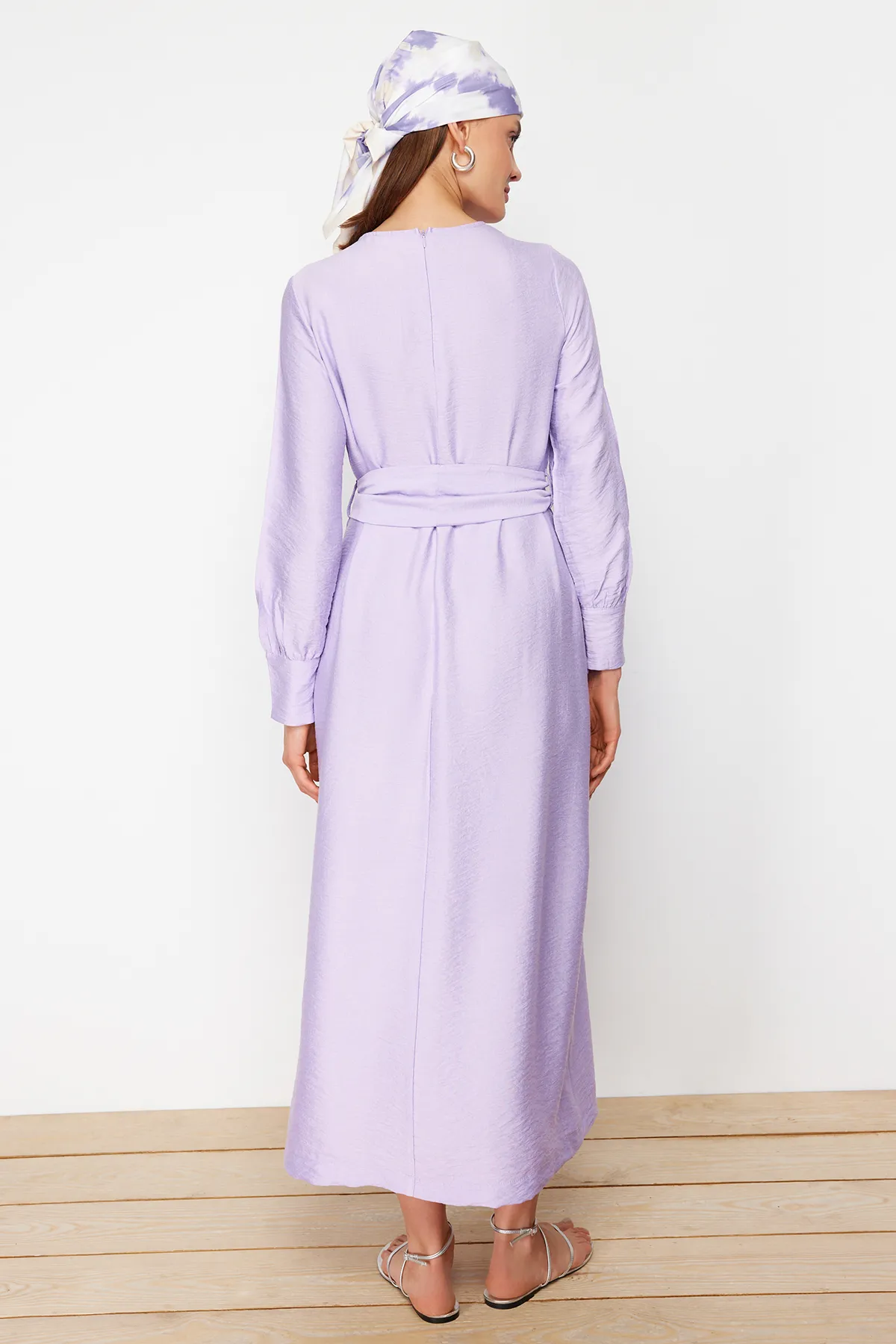 Trendyol Modest  Fliederfarbenes, gewebtes Kleid in Leinenoptik mit breitem Gürtel und Reißverschlussbündchen TCTSS23EB00219