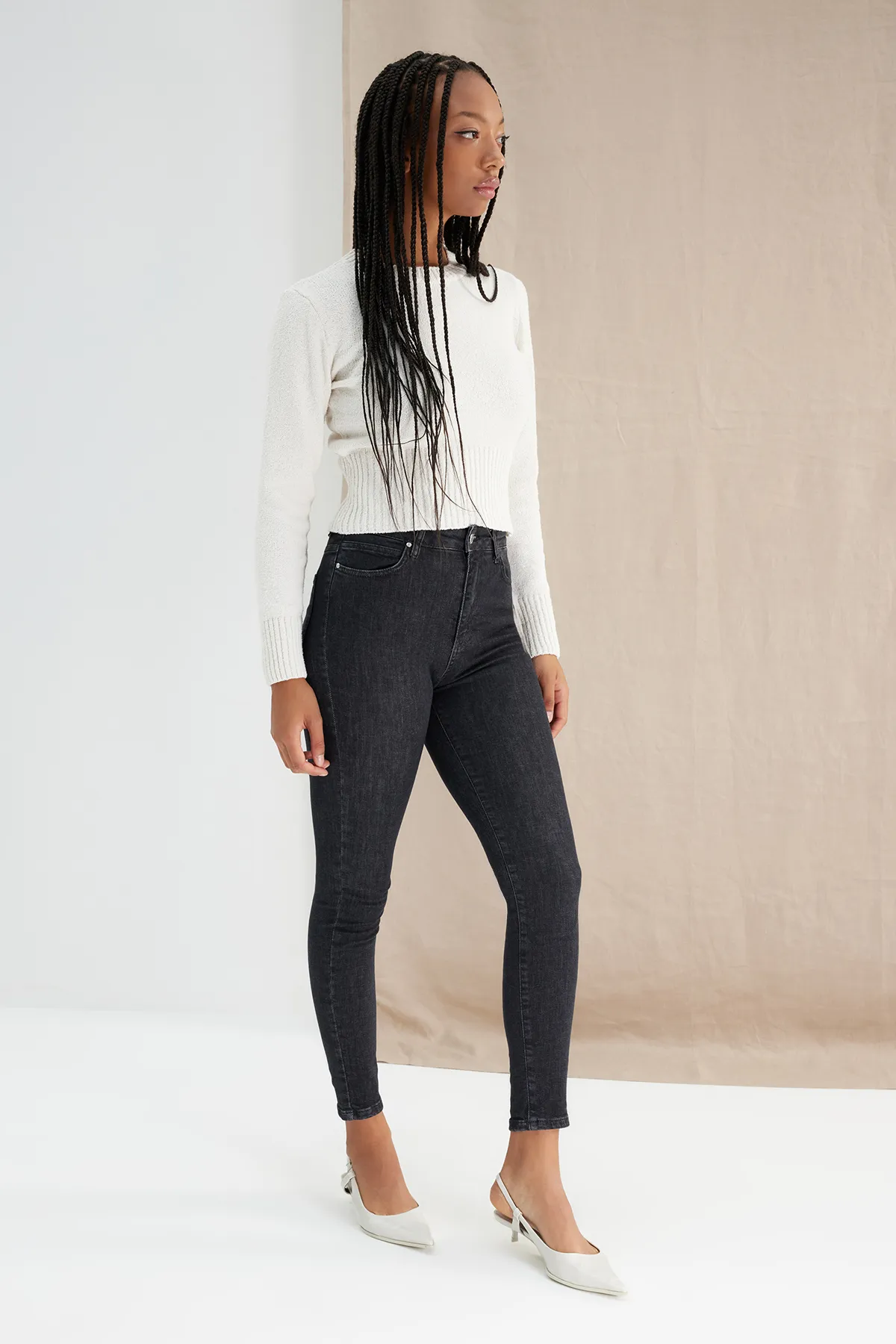Trendyol Collection  Schwarze Röhrenjeans mit normaler Taille TWOAW24JE00067