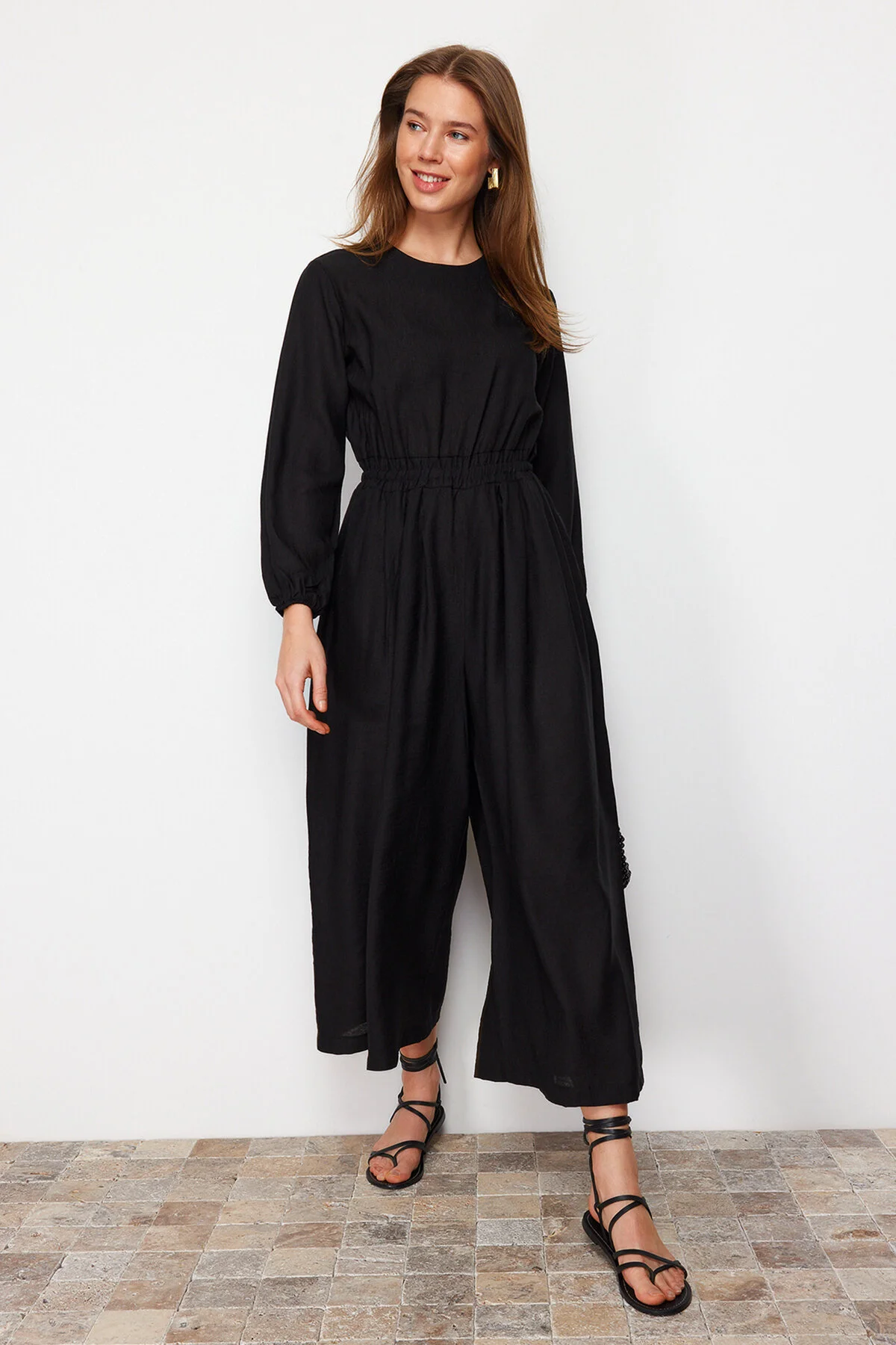 Trendyol Modest  Schwarzer Overall mit Rundhalsausschnitt, elastischer Taille, bequemer Schnitt und weitem Bein in Leinenoptik TCTSS21TU0206