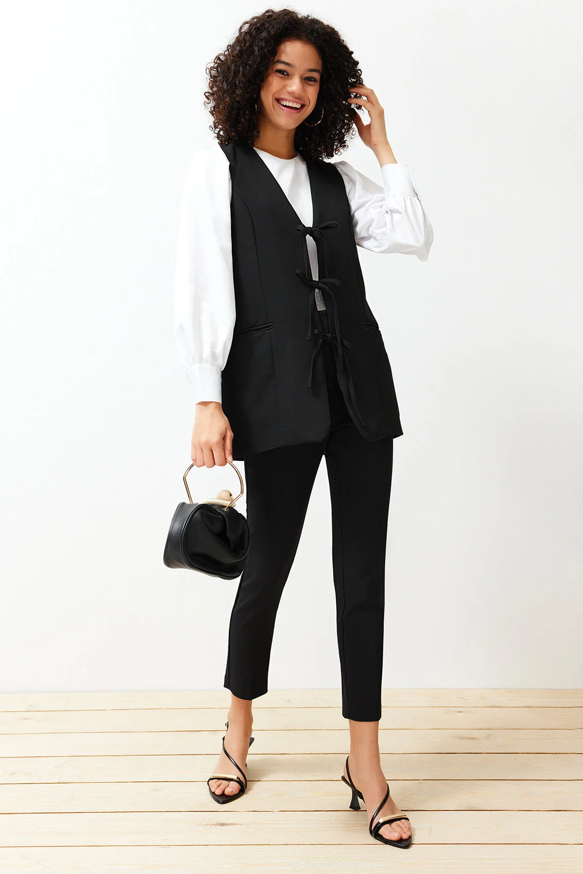 Trendyol Modest  Schwarze gewebte Weste mit Bindeverschluss vorne TCTSS24YL00003