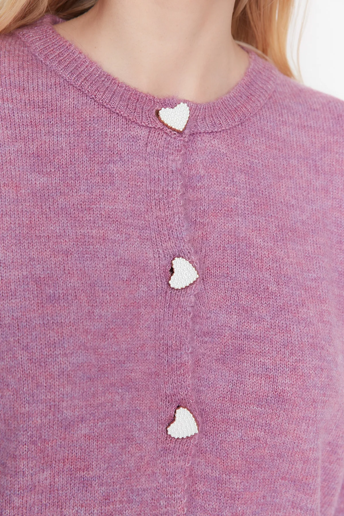 Trendyol Collection  Lilafarbener, weich strukturierter Strickcardigan mit Schmucksteinen und Knöpfen TWOAW22HI0044