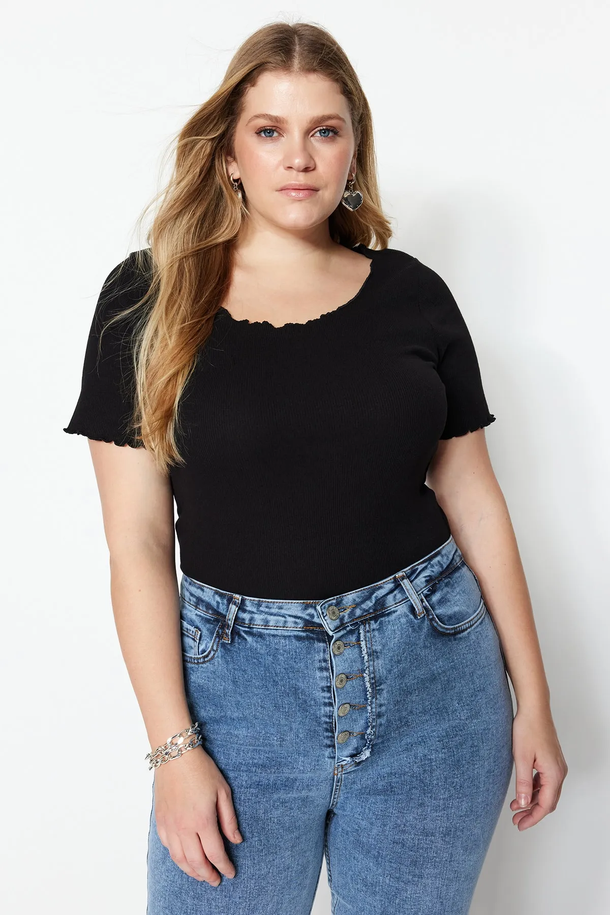 Trendyol Curve  Schwarzes, geripptes Strick-T-Shirt mit U-Ausschnitt TBBSS23BF00010
