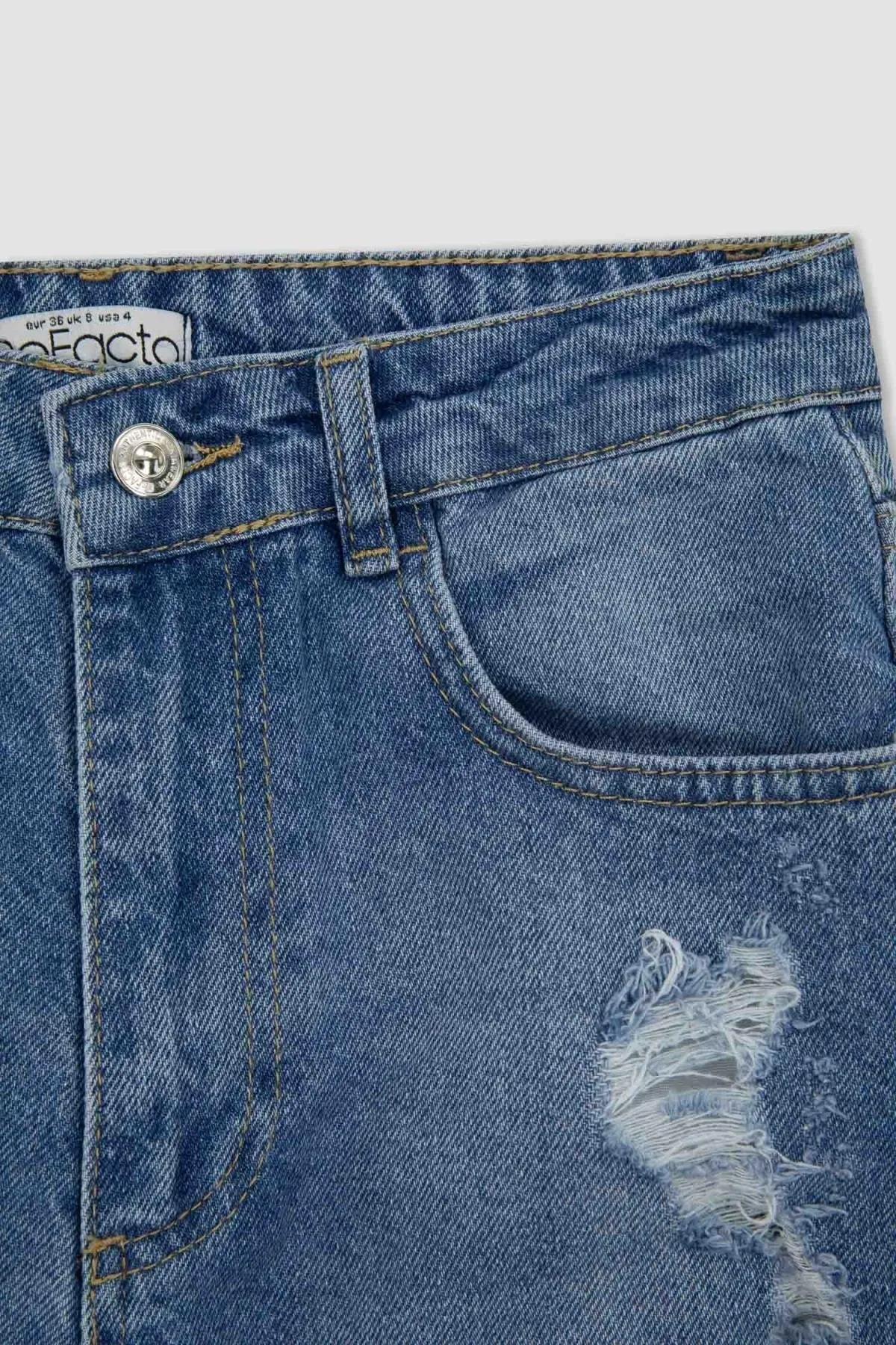 DeFacto  Knöchellange Jeanshose im Mom-Fit mit Rissen und Details